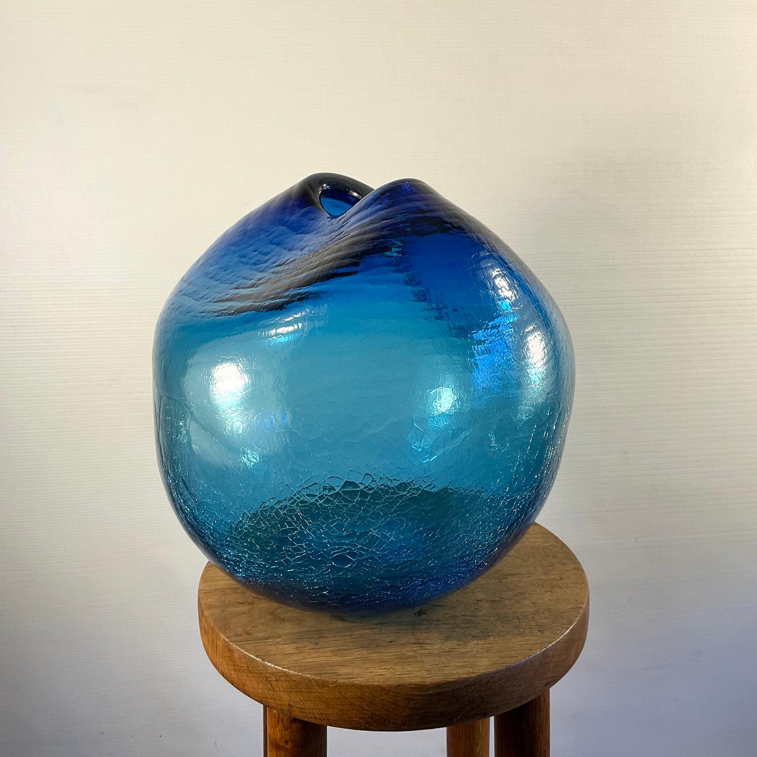 Jarrón de vidrio soplado azul craquelado 