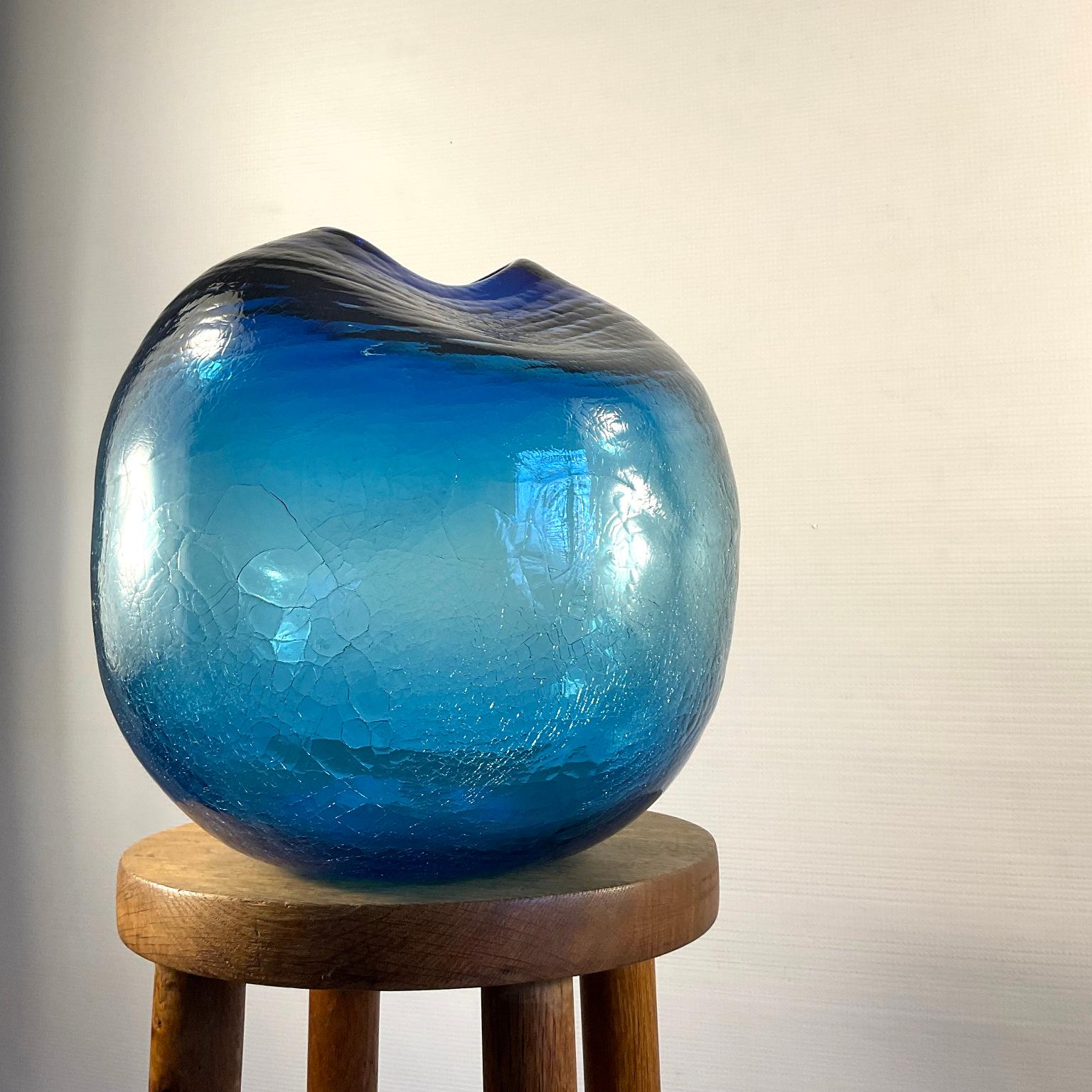 Gran jarrón de vidrio artístico contemporáneo azul craquelado 