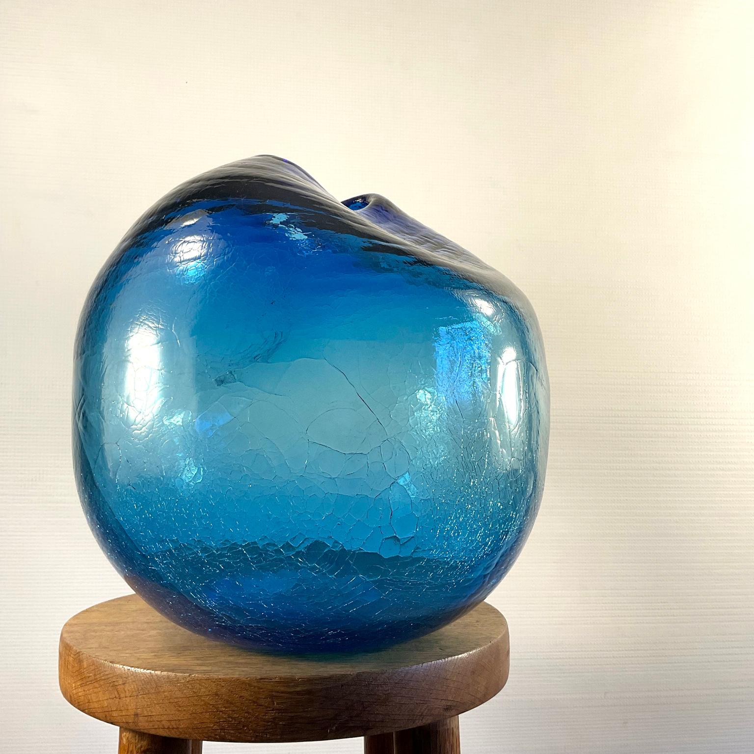 Jarrón de vidrio soplado azul craquelado 