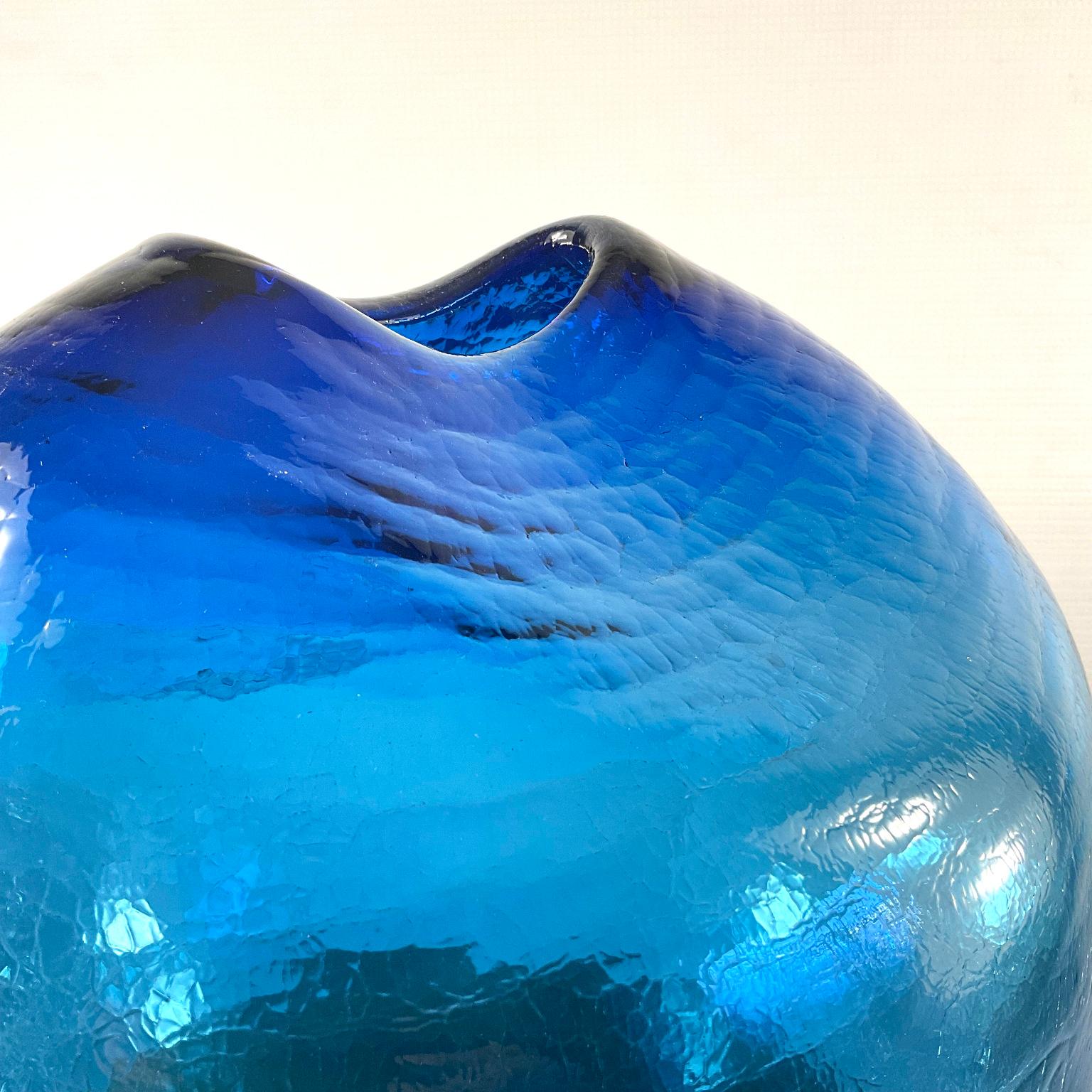 Jarrón de vidrio soplado azul craquelado 