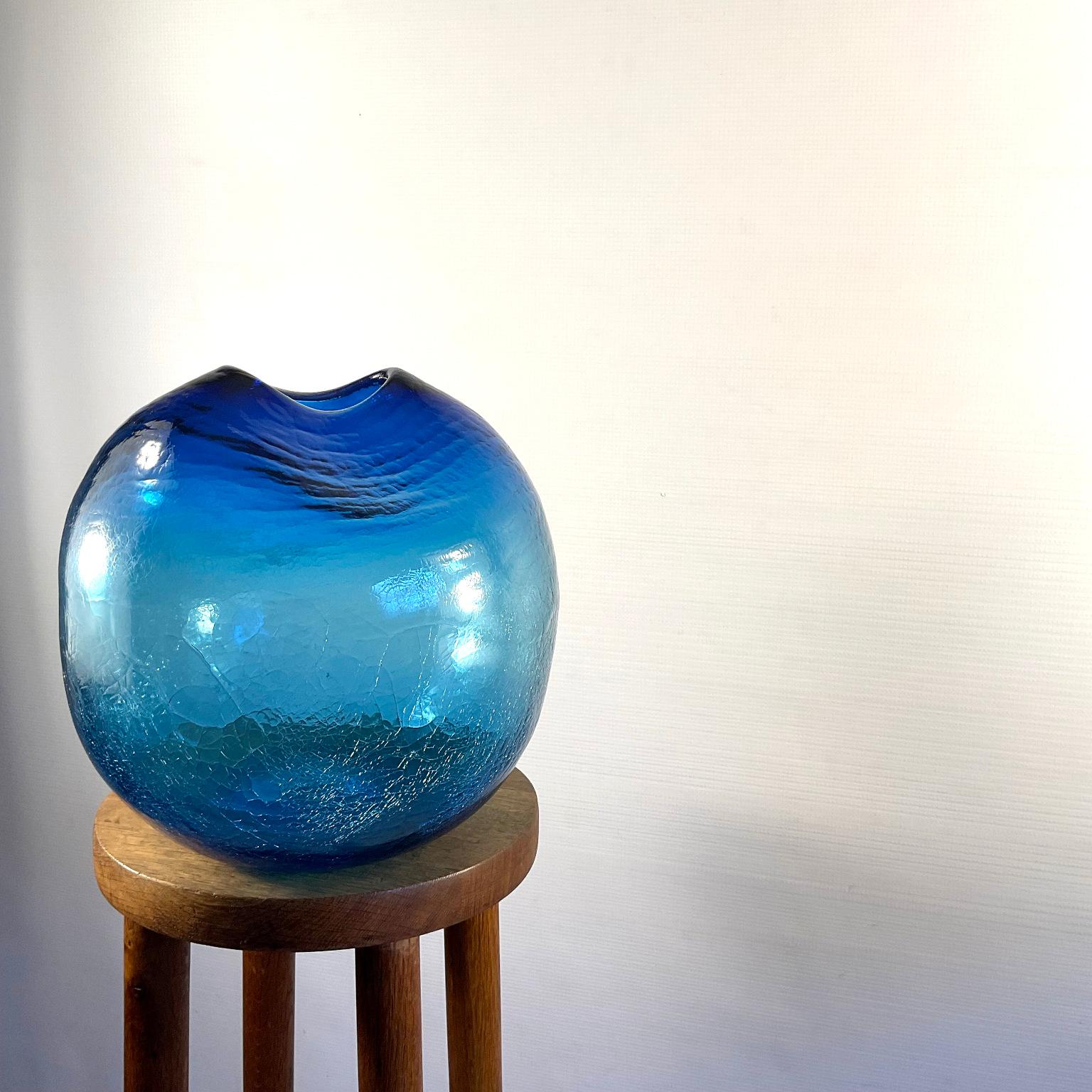 Jarrón de vidrio soplado azul craquelado 