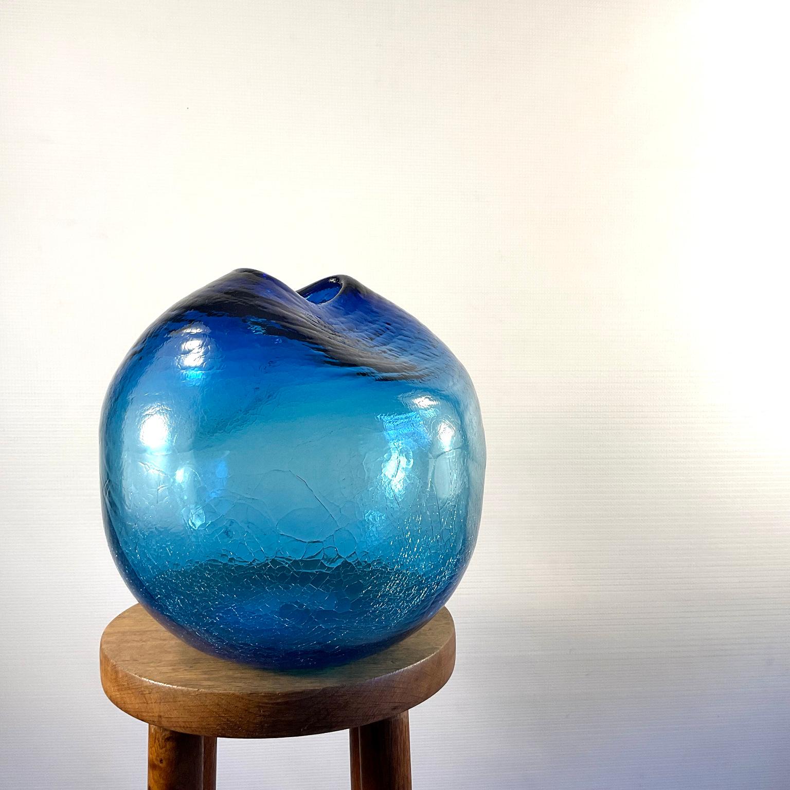 Jarrón de vidrio soplado azul craquelado 
