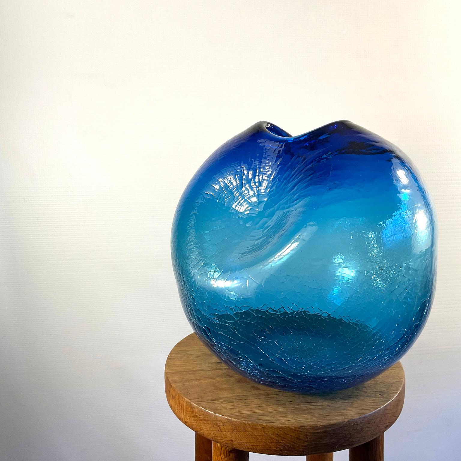Jarrón de vidrio soplado azul craquelado 