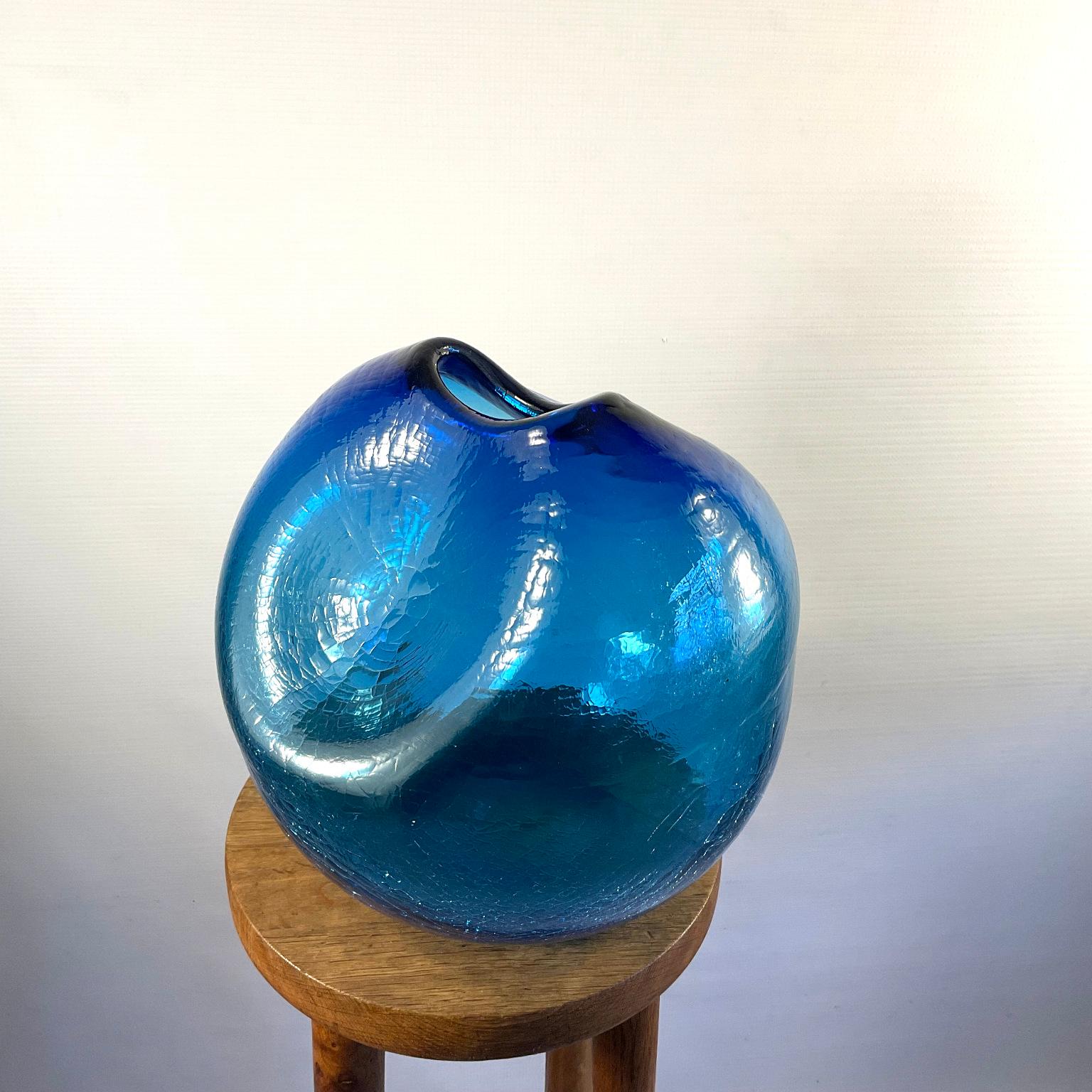 Jarrón de vidrio soplado azul craquelado 