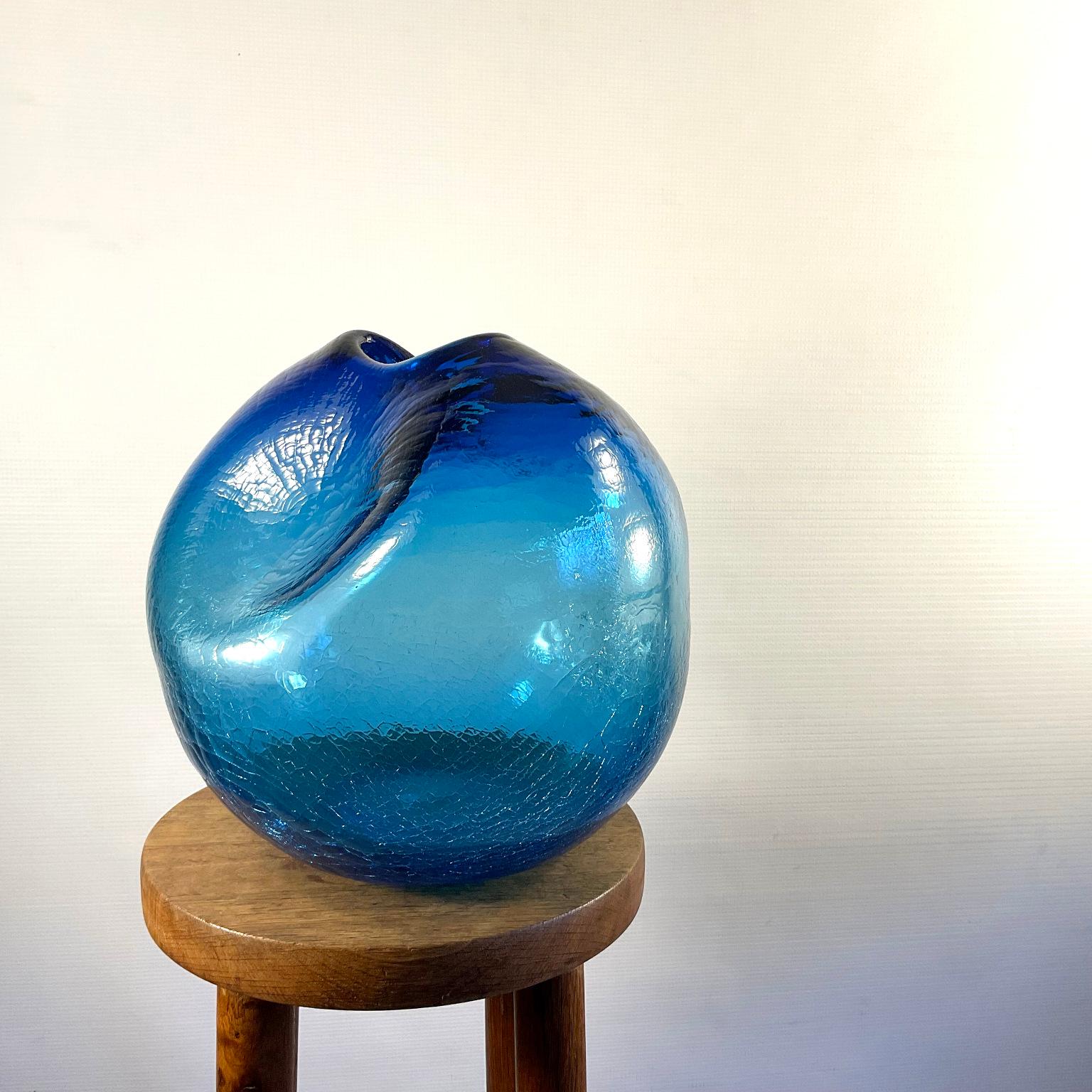 Jarrón de vidrio soplado azul craquelado 