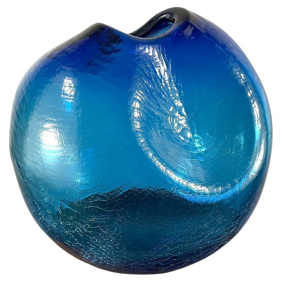 Jarrón de vidrio soplado azul craquelado "Model Rock" de Kate Hume Circa 1998 en venta
