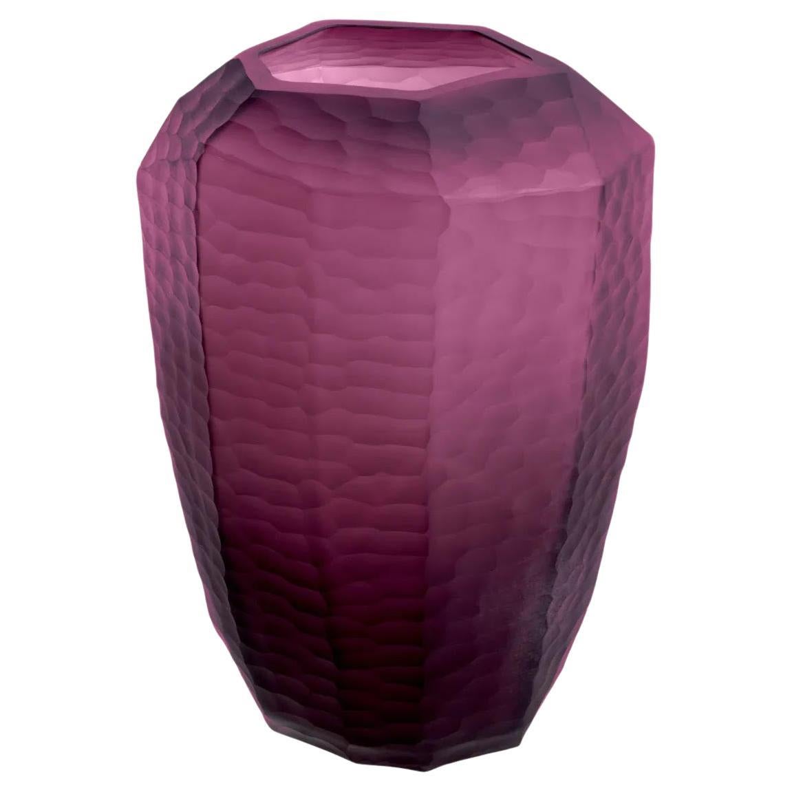 Vaso in vetro soffiato a bocca, colore viola, design raffinato.