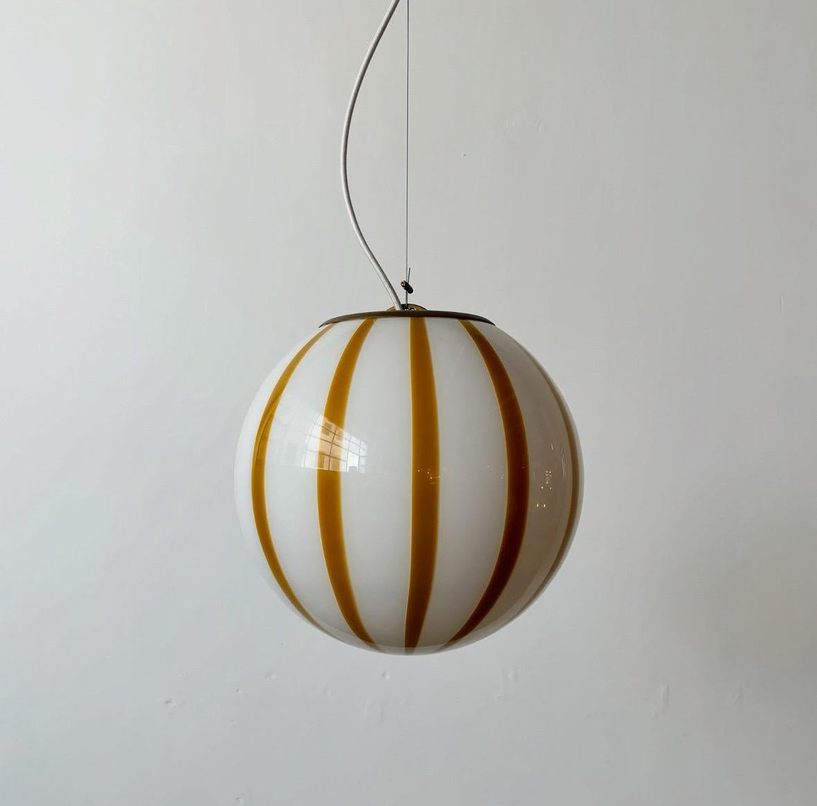 Mouth blown Murano amber stripes pendant lamp, made in Murano island, Italy In New Condition For Sale In Tel Aviv-Yafo, Tel Aviv District