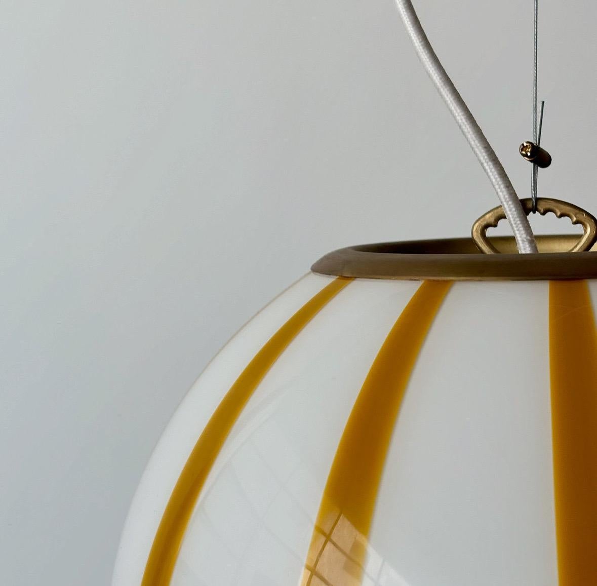 Mouth blown Murano amber stripes pendant lamp, made in Murano island, Italy For Sale 1