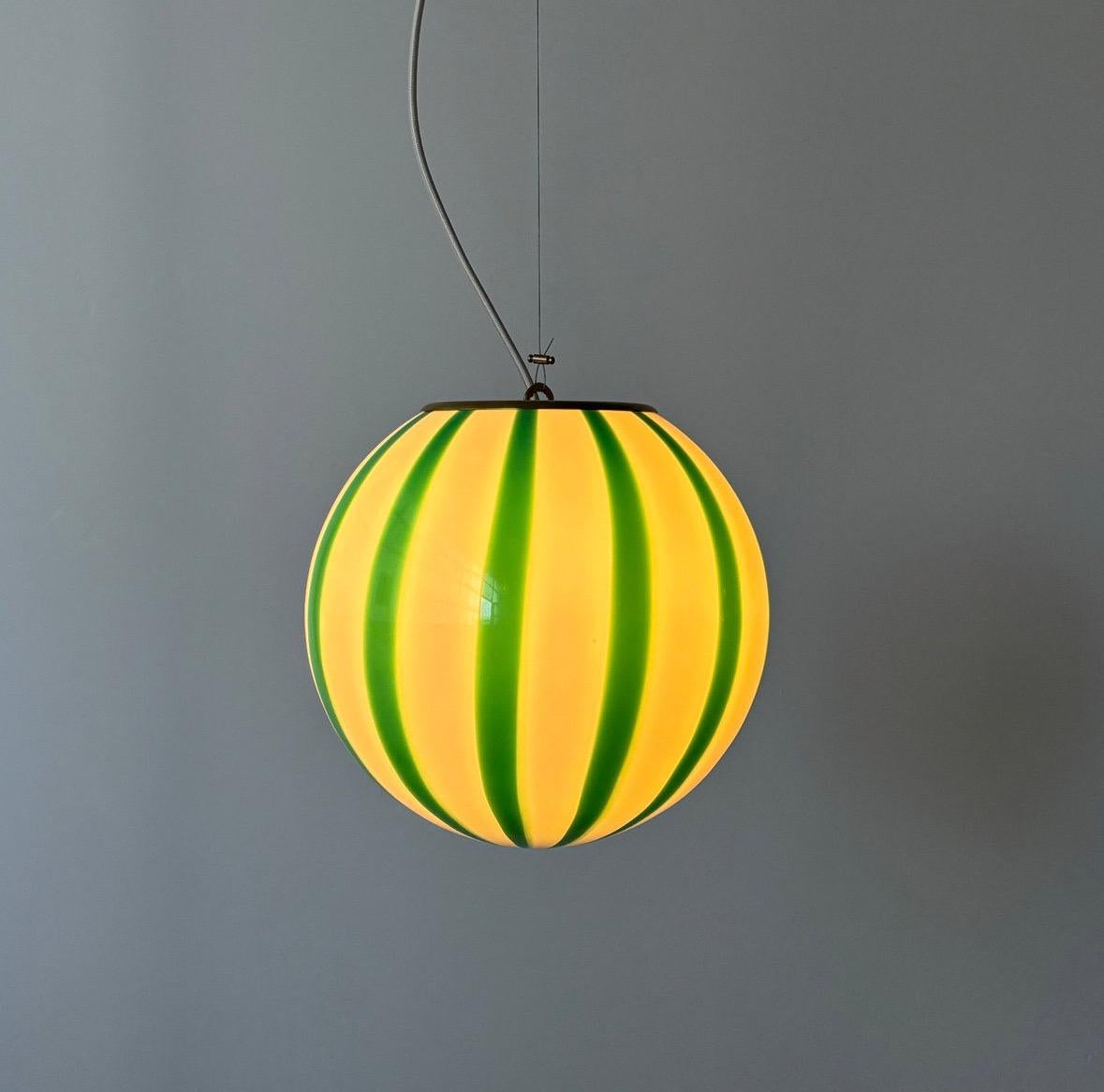 Durchmesser: 30cm
- •
Eine Kollektion zeitgenössischer Beleuchtungsdesigns, die von Meisterhand auf der bezaubernden Insel Murano in Venedig, Italien, hergestellt werden. Diese exquisiten Stücke werden mit den traditionellen venezianischen