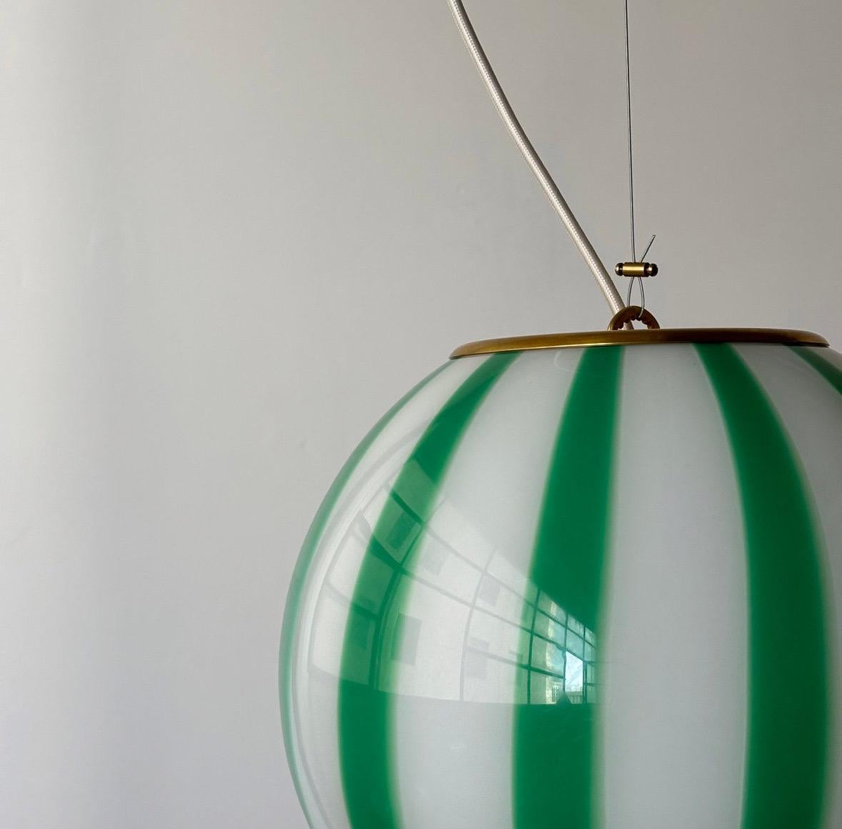 Hängeleuchte aus mundgeblasenem Murano mit grünen Streifen, hergestellt auf der Insel Murano, Italien im Zustand „Neu“ im Angebot in Tel Aviv-Yafo, Tel Aviv District