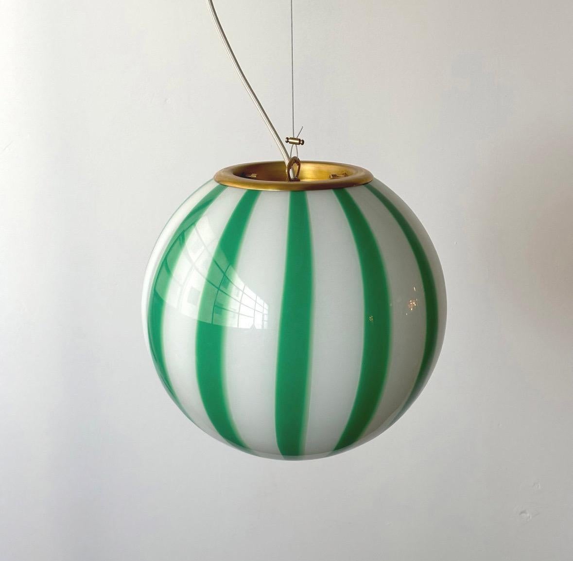 Hängeleuchte aus mundgeblasenem Murano mit grünen Streifen, hergestellt auf der Insel Murano, Italien (21. Jahrhundert und zeitgenössisch) im Angebot