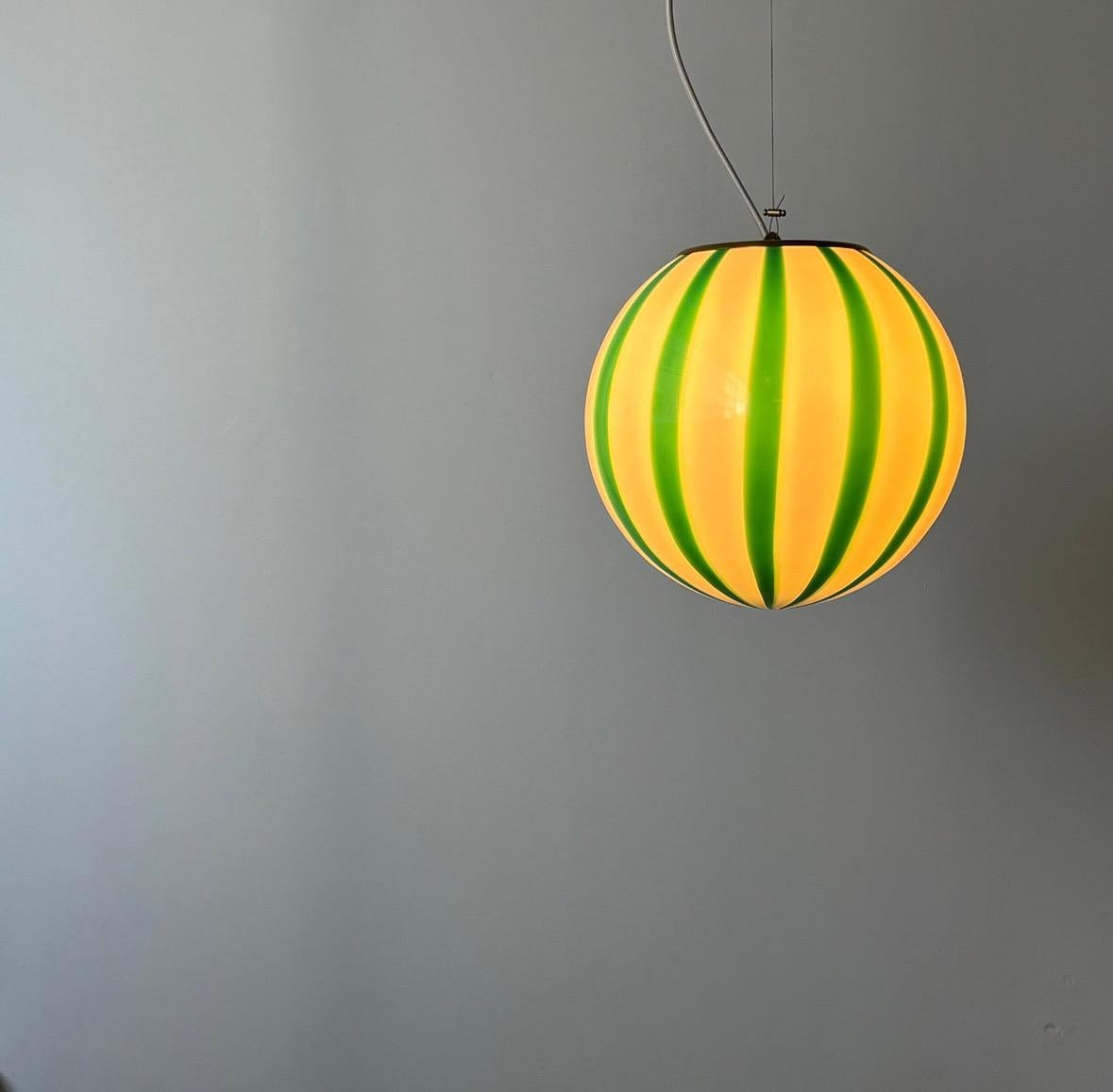 Hängeleuchte aus mundgeblasenem Murano mit grünen Streifen, hergestellt auf der Insel Murano, Italien (Geblasenes Glas) im Angebot