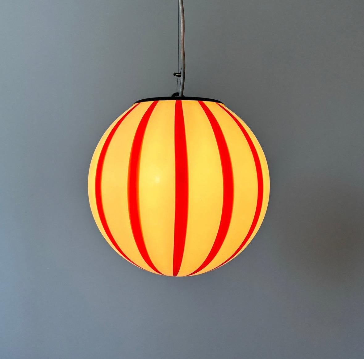 Diametro: 30 cm
-
Una collezione di design di illuminazione contemporanea, sapientemente realizzati a mano da maestri artigiani nell'affascinante isola di Murano, a Venezia, in Italia. Questi squisiti pezzi sono creati utilizzando le tradizionali