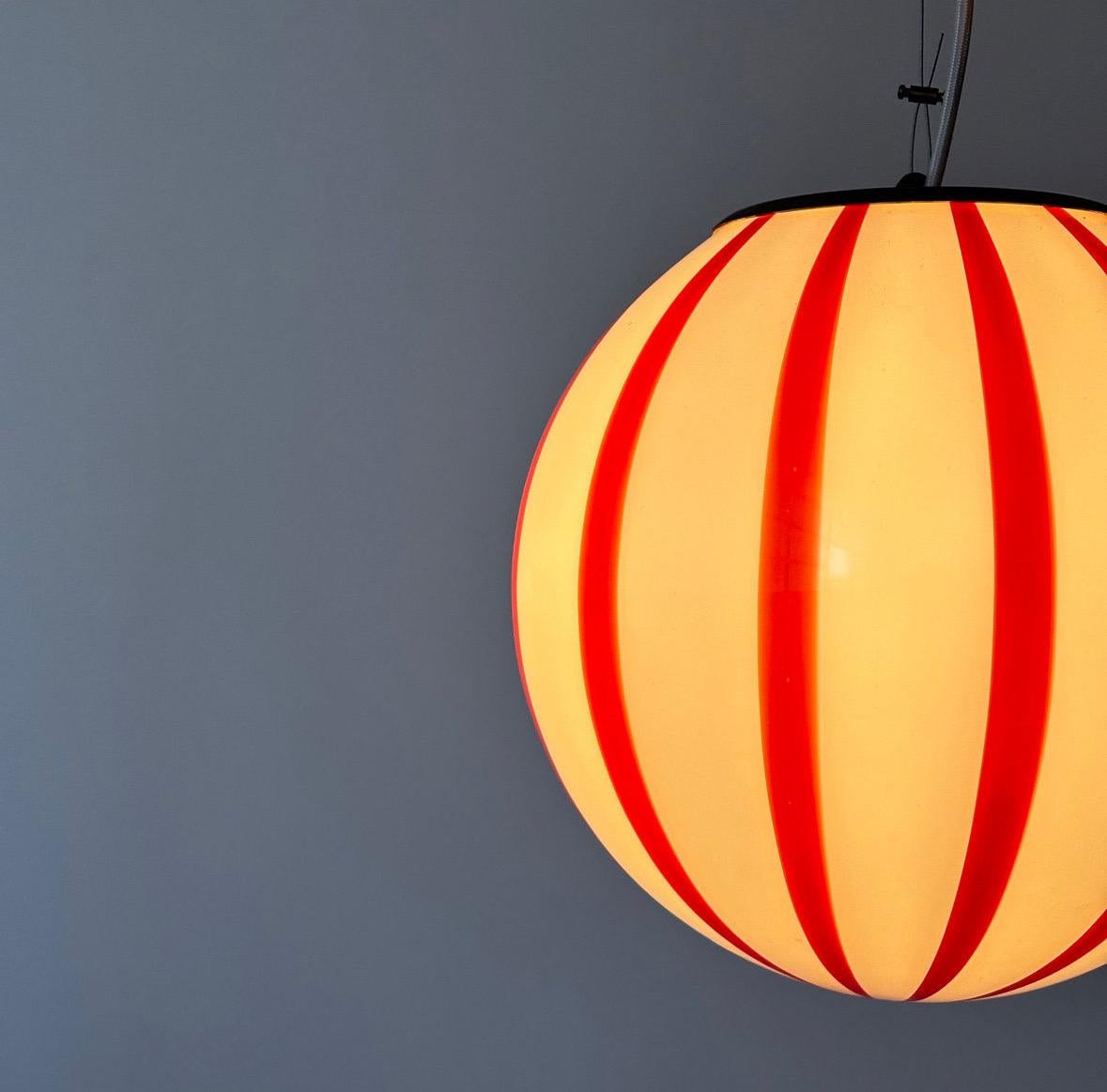 XXI secolo e contemporaneo Lampada a sospensione a strisce rosse di Murano soffiata a bocca, realizzata nell'isola di Murano, Italia in vendita