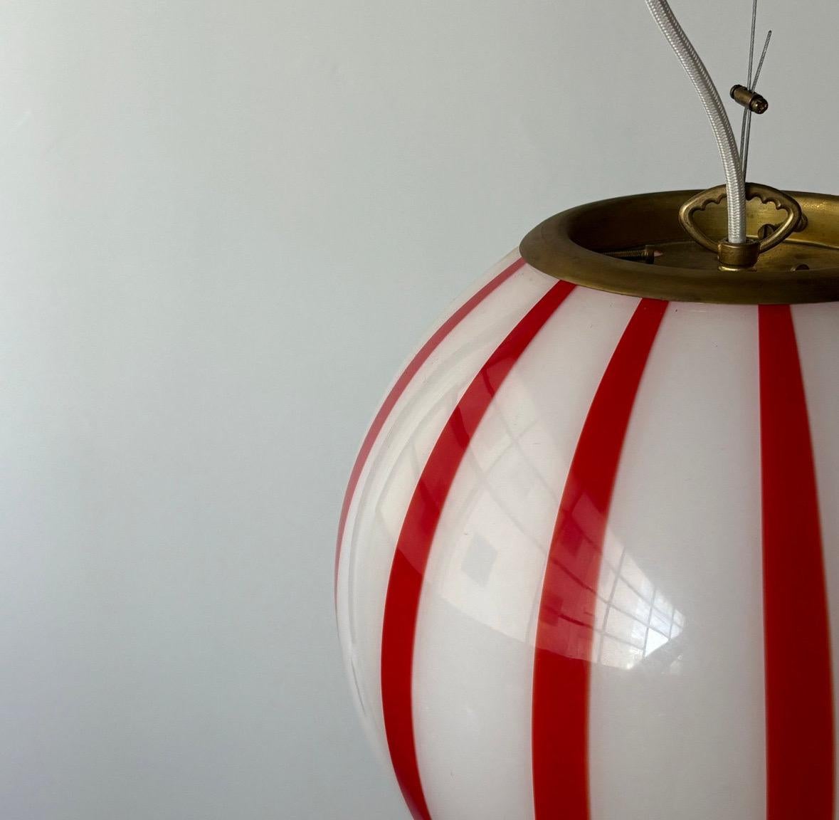 Lampada a sospensione a strisce rosse di Murano soffiata a bocca, realizzata nell'isola di Murano, Italia in vendita 1