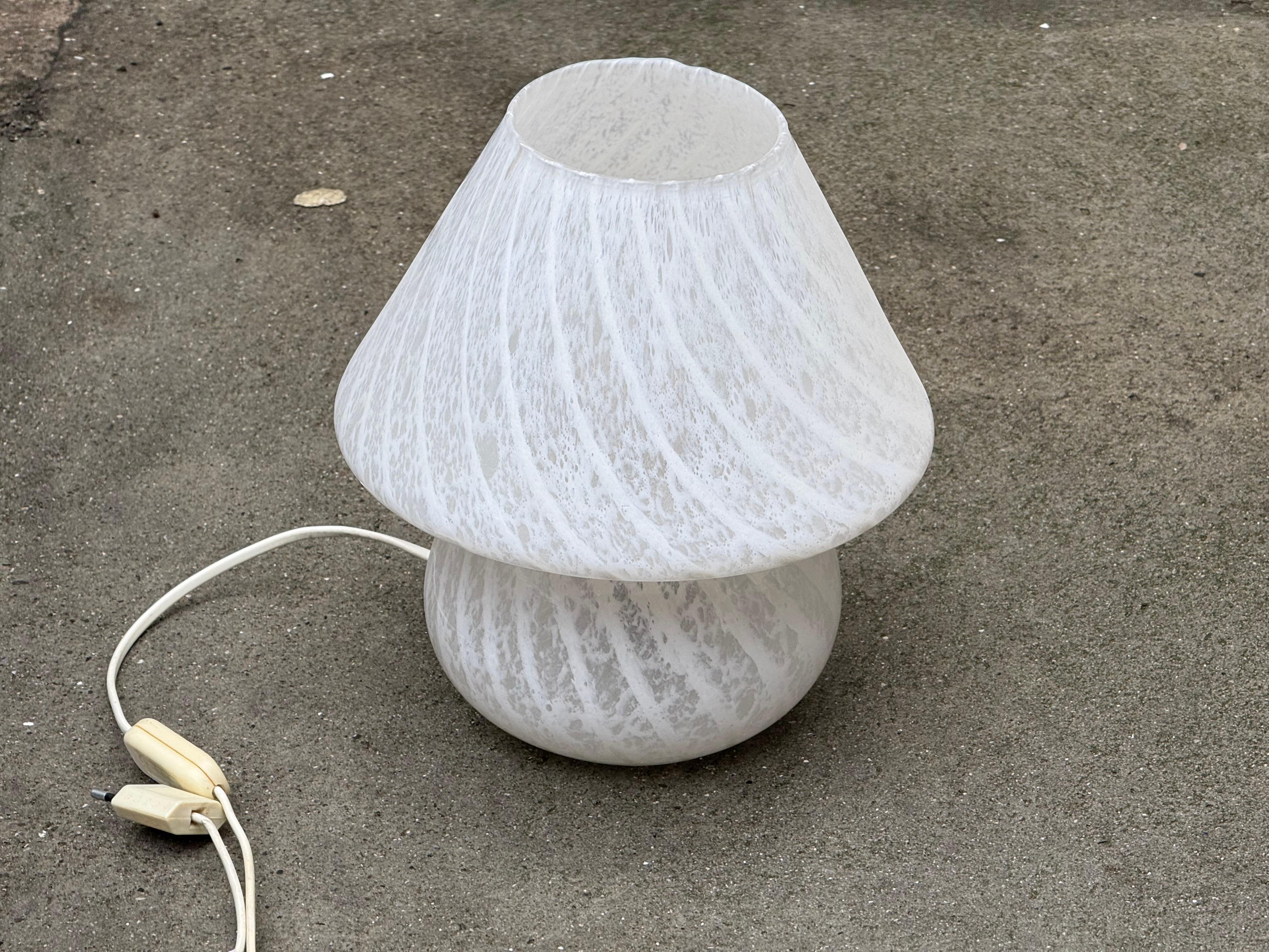 Un bijou de design des années 1970. Lampe champignon en verre de Murano soufflé à la bouche en parfait état.