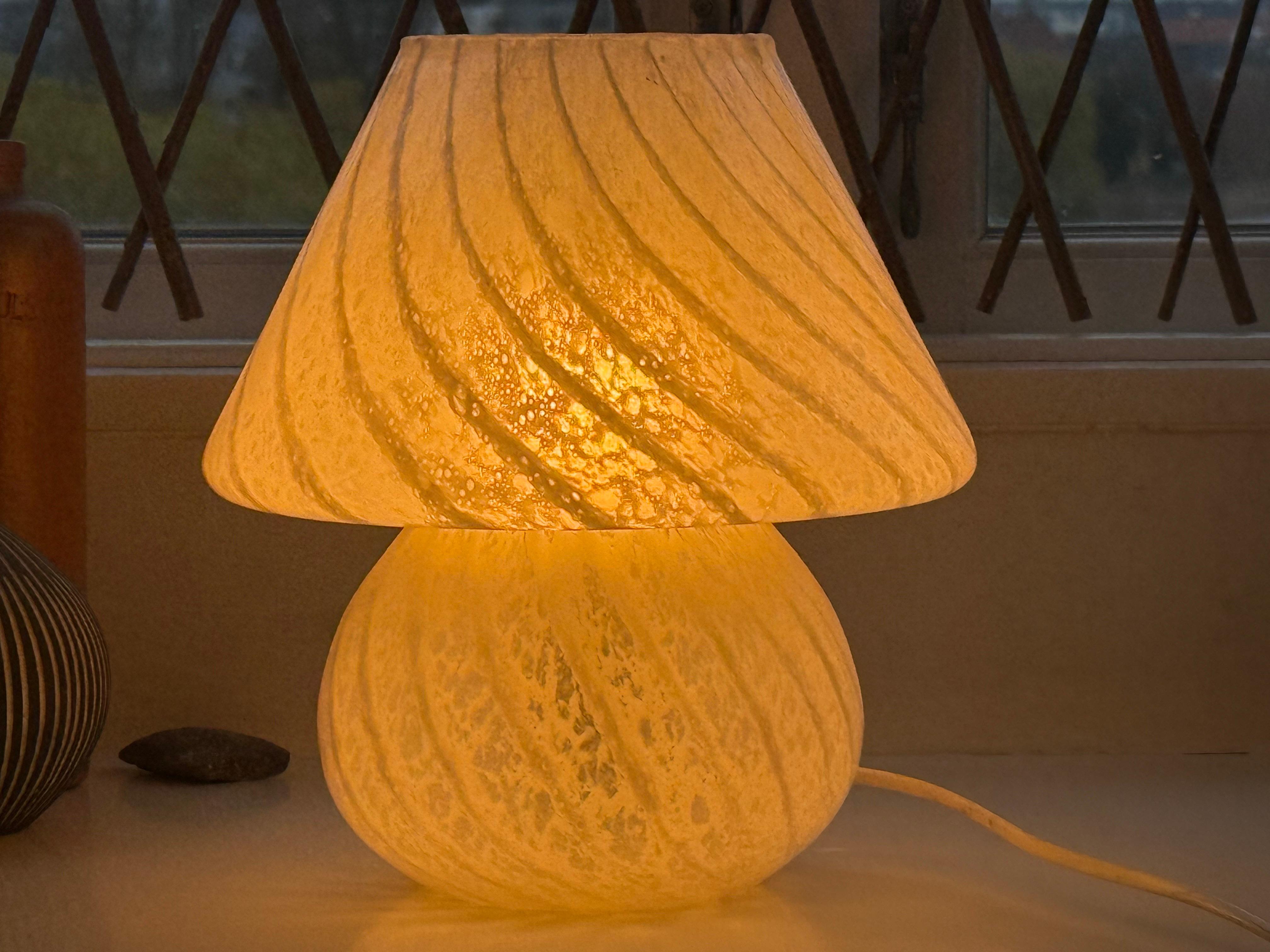 Verre de Murano Lampe murano en forme de champignon soufflé à la bouche, Italie, années 1970, design de l'âge de l'espace. en vente