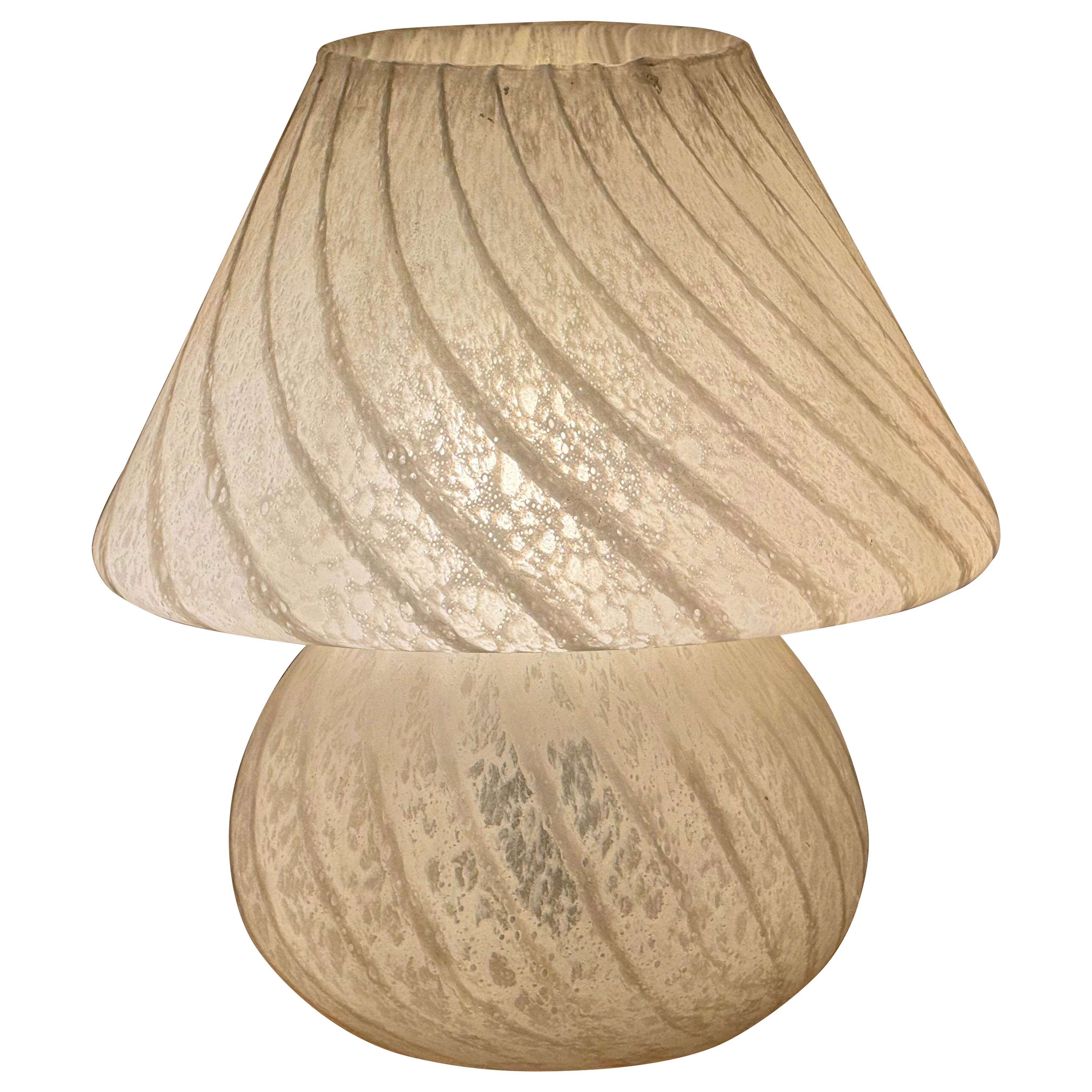 Lampe murano en forme de champignon soufflé à la bouche, Italie, années 1970, design de l
âge de l
espace. en vente