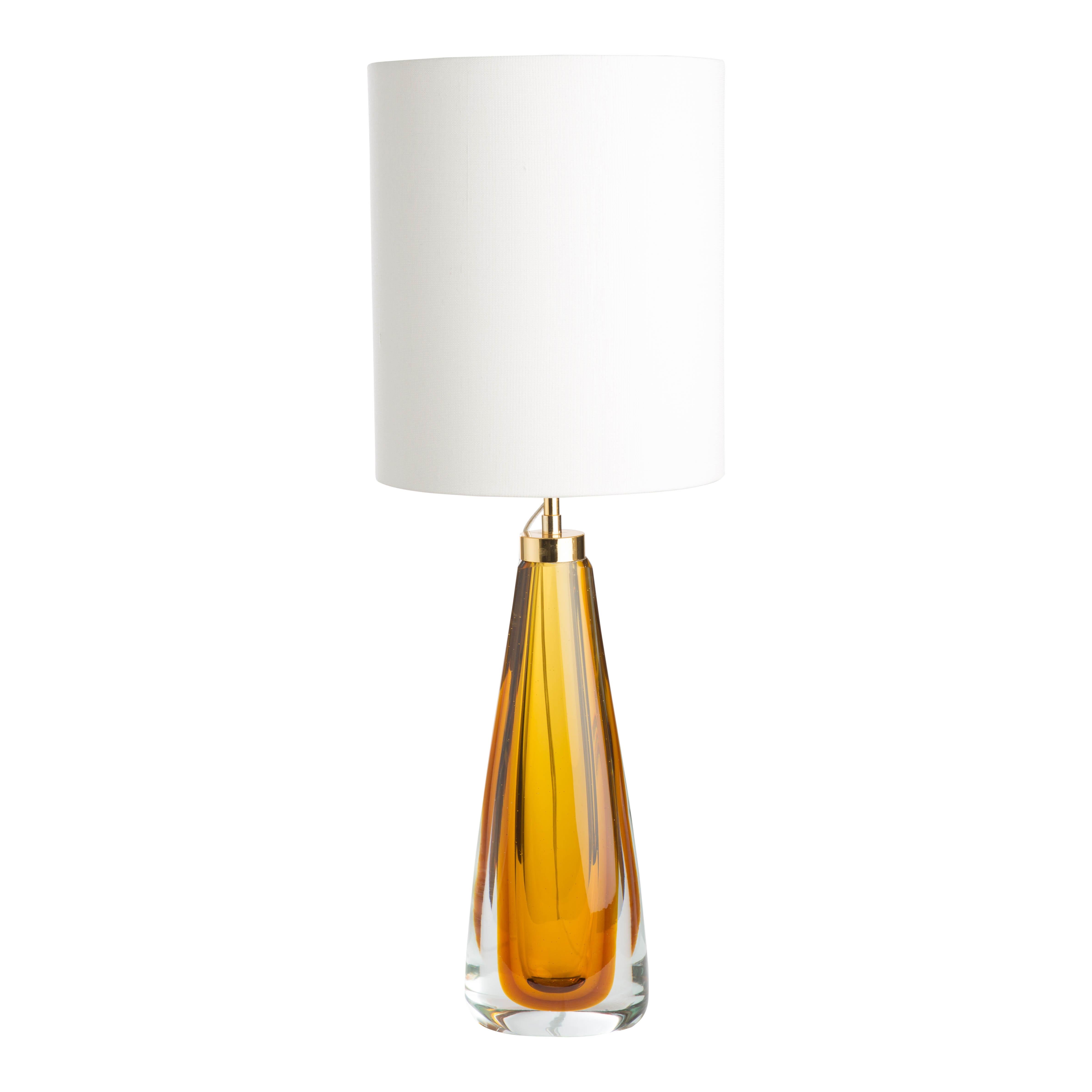 Conçues et fabriquées par Andrew Kornat Designs à Venise, en Italie, ces lampes de table en verre de Murano soufflé à la bouche sont fabriquées selon la technique traditionnelle de soufflage de verre Sommerso - qui se traduit directement par