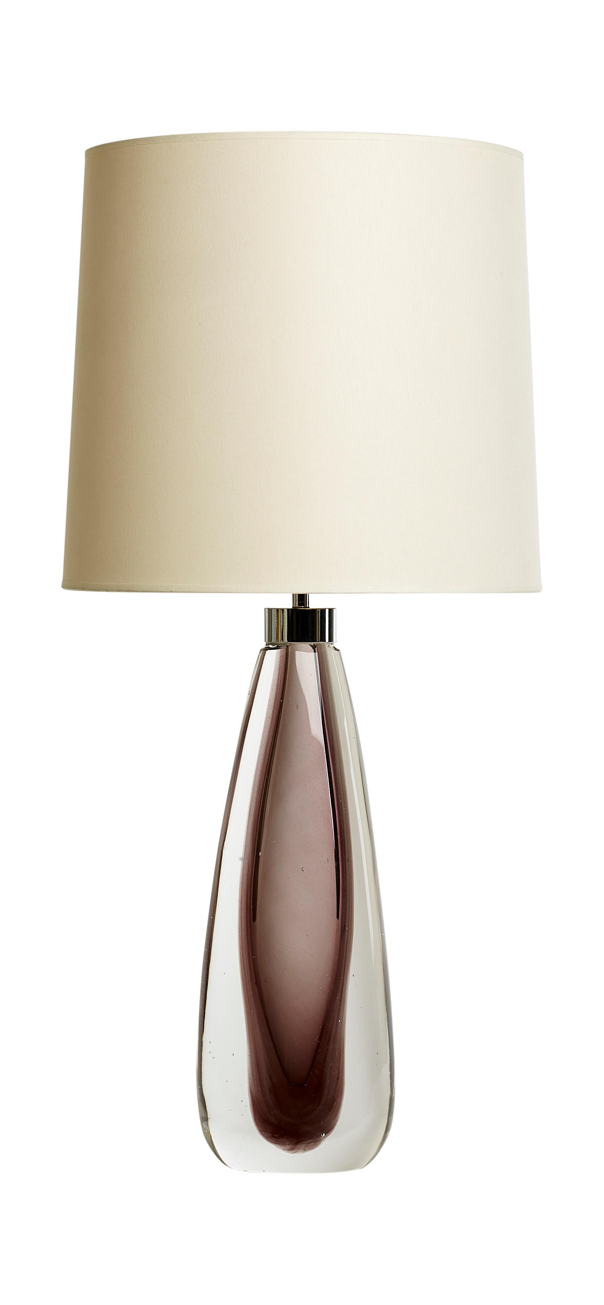 Progettate e prodotte da Andrew Kornat Designs e realizzate a Venezia, queste elegantissime lampade da tavolo in vetro di Murano soffiato a bocca sono realizzate con la tradizionale tecnica del Sommerso, che si traduce direttamente come 