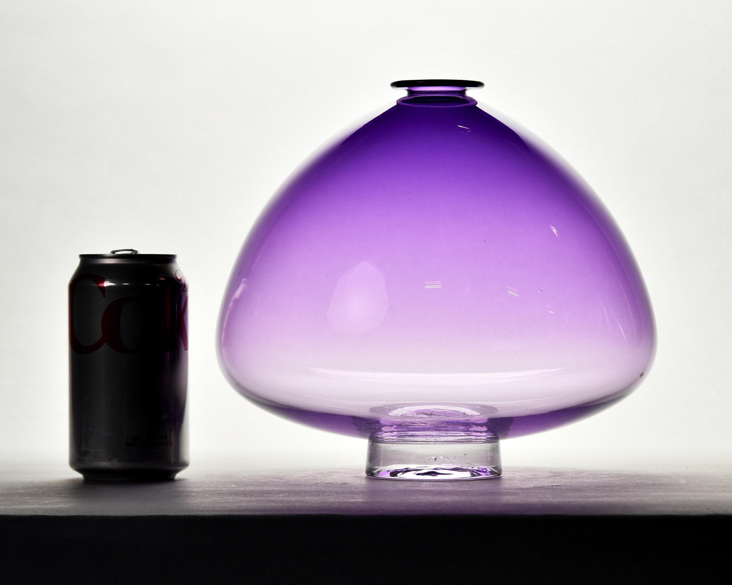 Américain Vase en verre d'art soufflé à la bouche, signé Améthyste Ombre large en vente