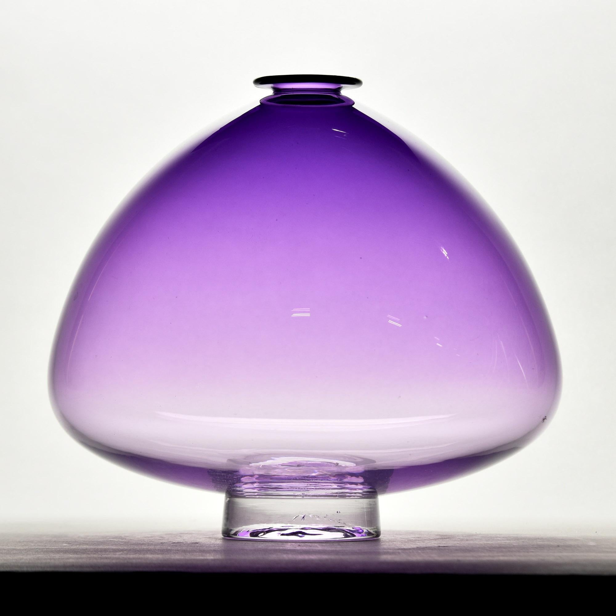 Vase en verre d'art soufflé à la bouche, signé Améthyste Ombre large Neuf - En vente à Troy, MI