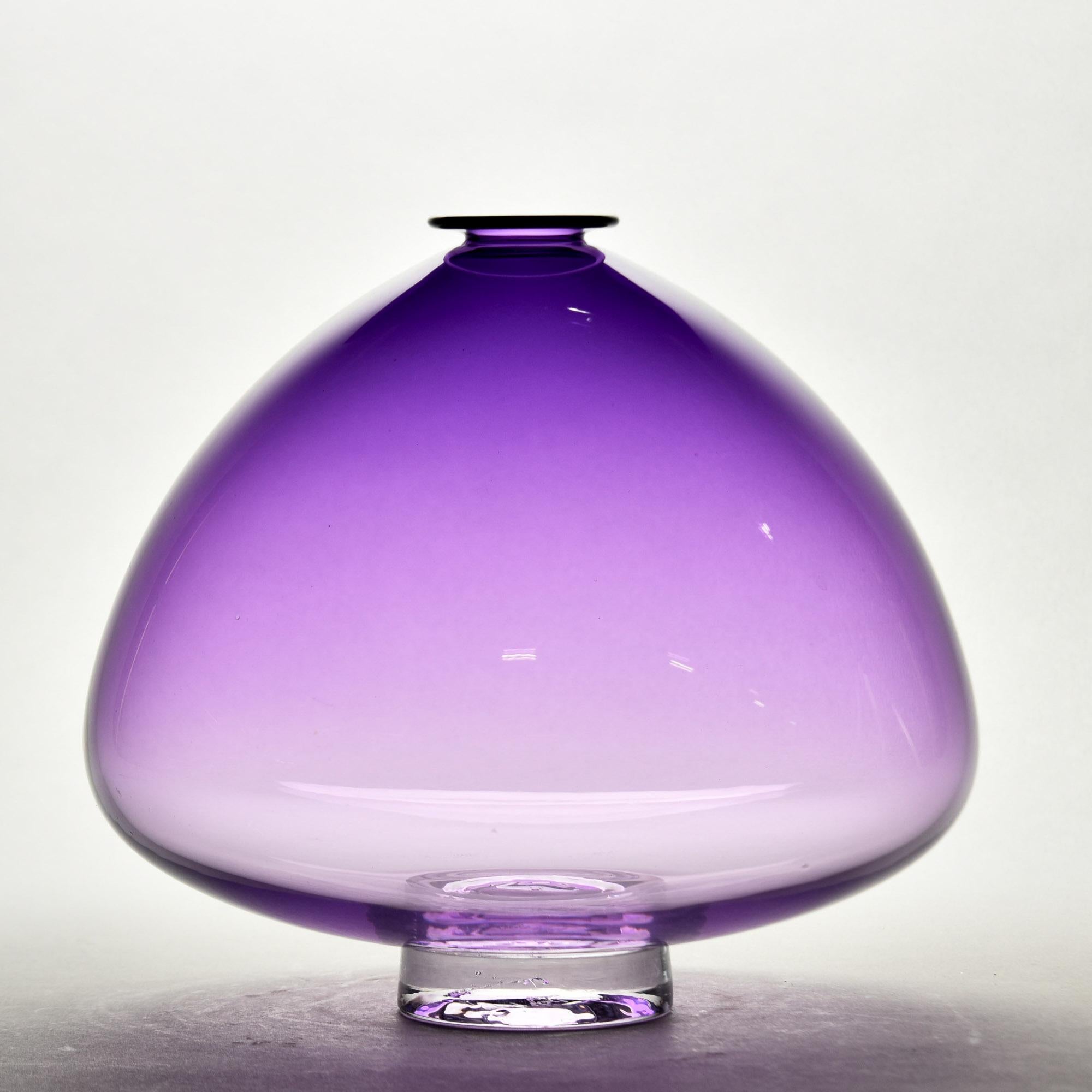 XXIe siècle et contemporain Vase en verre d'art soufflé à la bouche, signé Améthyste Ombre large en vente