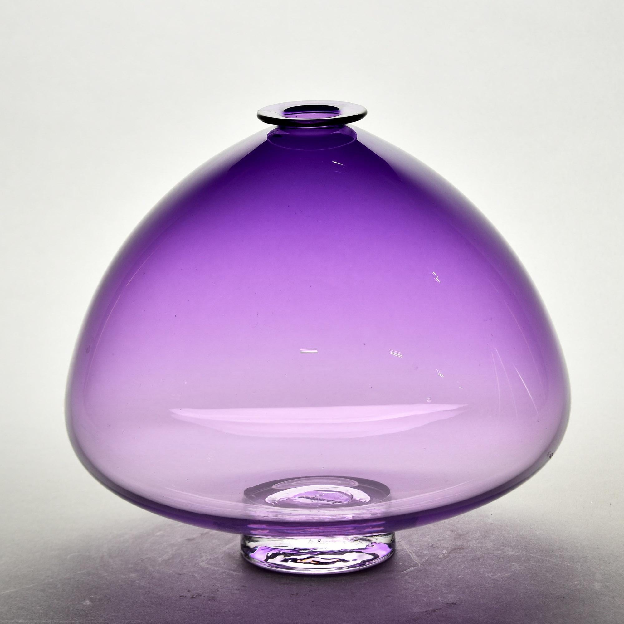 Verre d'art Vase en verre d'art soufflé à la bouche, signé Améthyste Ombre large en vente