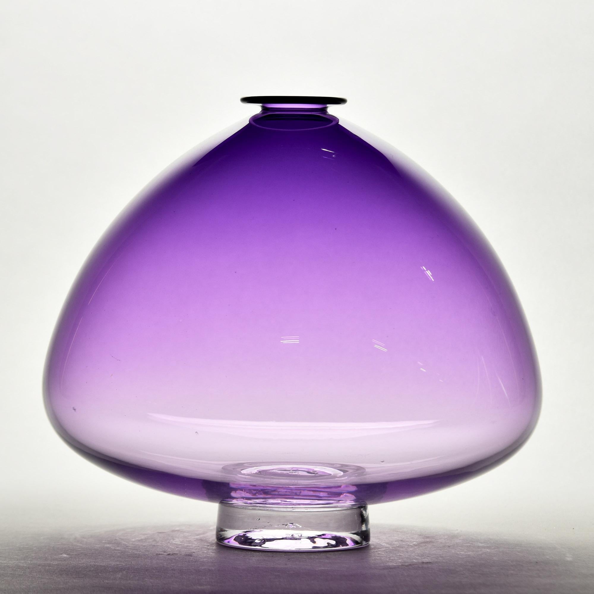 Vase en verre d'art soufflé à la bouche, signé Améthyste Ombre large en vente 2