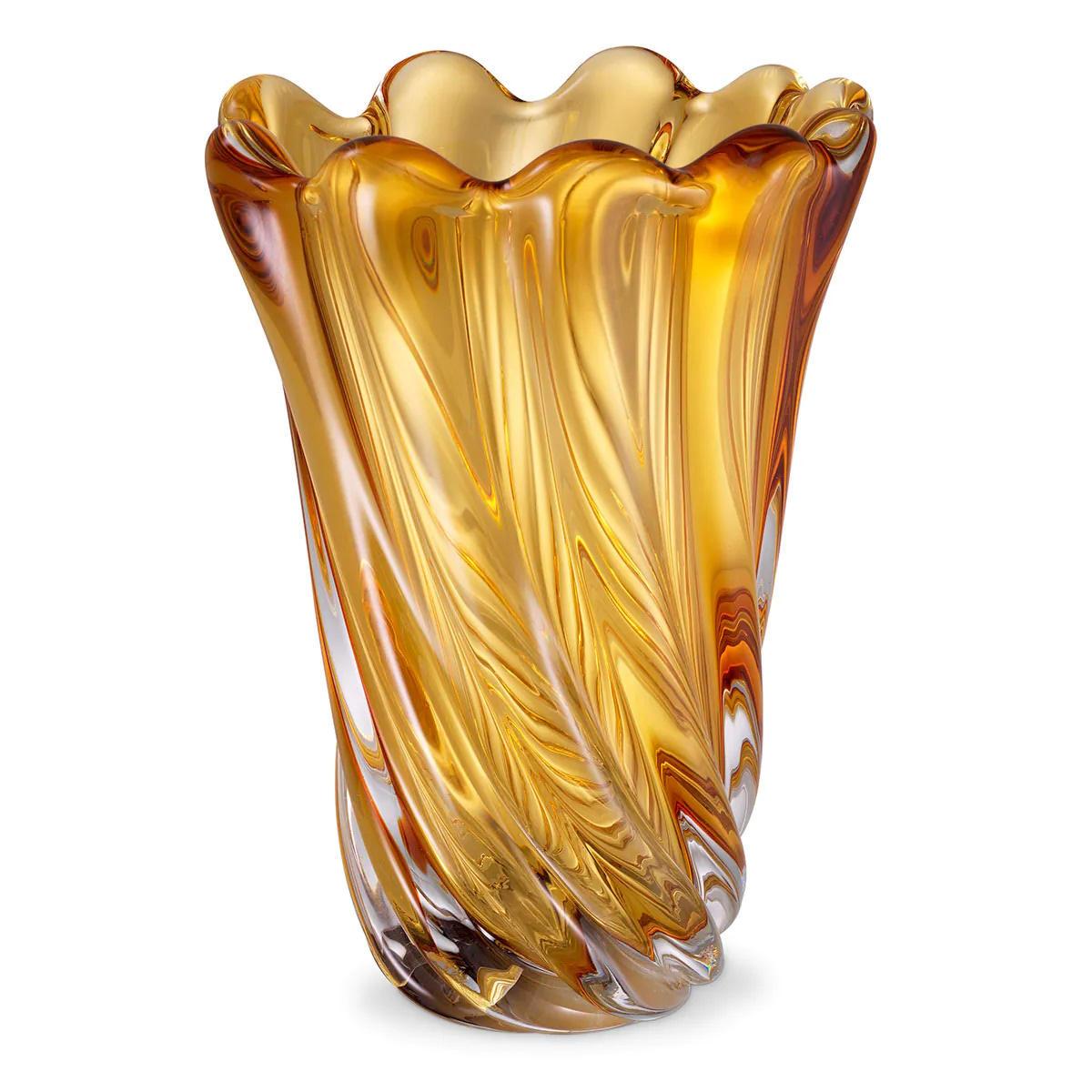 Vaso in vetro giallo soffiato a bocca.

Questo vaso in vetro giallo soffiato a bocca con bordo smerlato aggiunge un tocco di luce e vivacità al tuo arredamento.

Ø 20.5  H. 29 cm