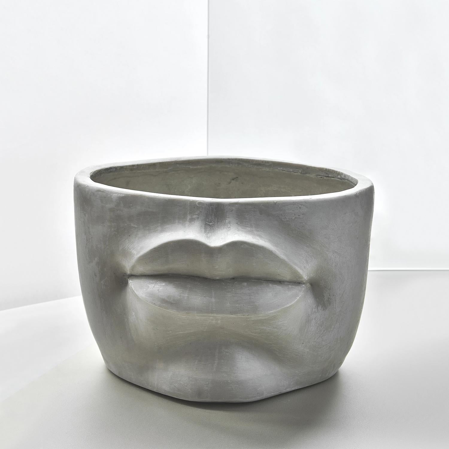 Bowl mouth all made in moleded resin
and stone alloy, subtle decoration pieces.