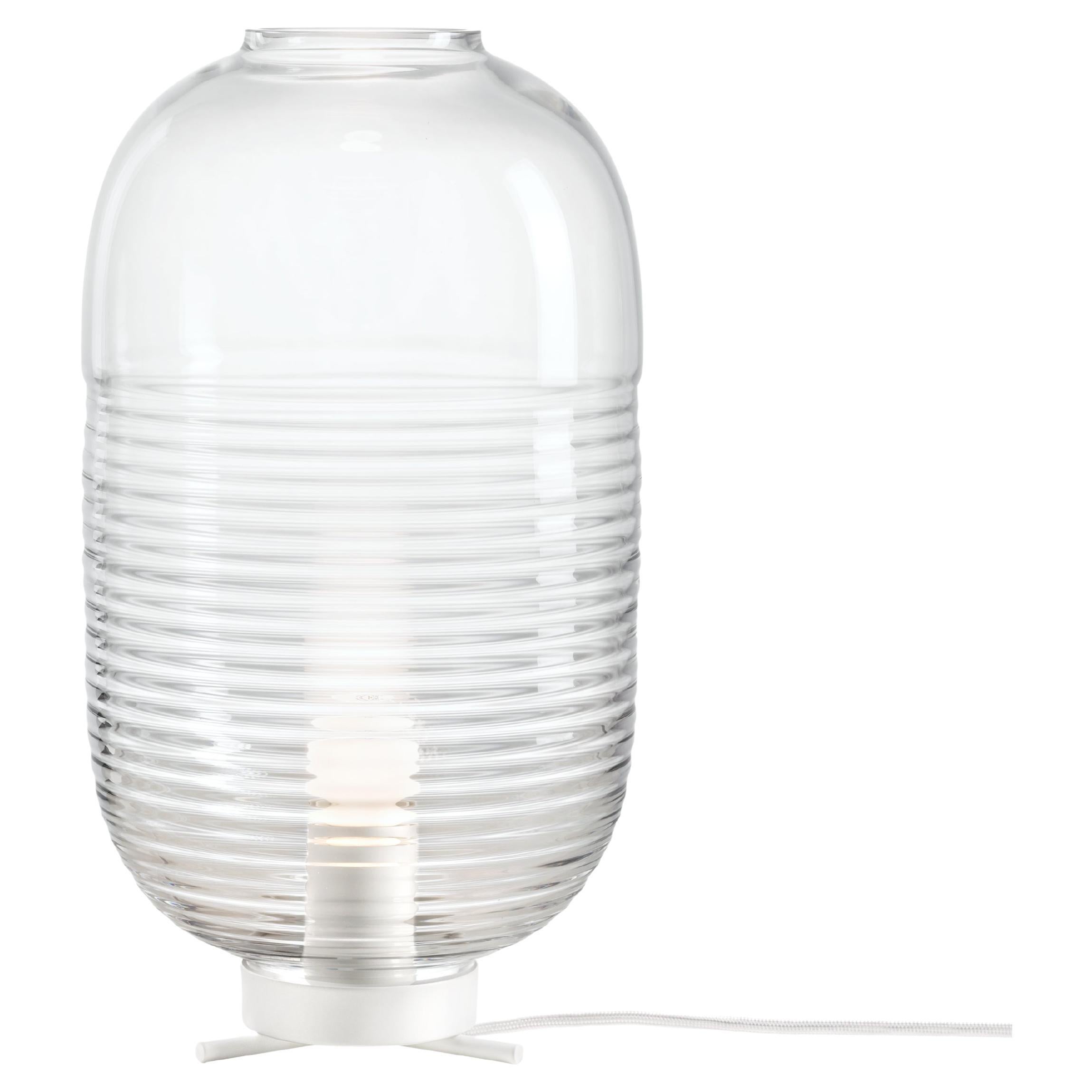 Lampe de table LANTERN conçue par Jan Plecháč & Henry Wielgus pour BOMMA  **Produit discontinué, n'est plus produit.**

La lampe de table Lantern, qui associe une forme ancienne au cristal, donne à cette lanterne un aspect éphémère. Presque