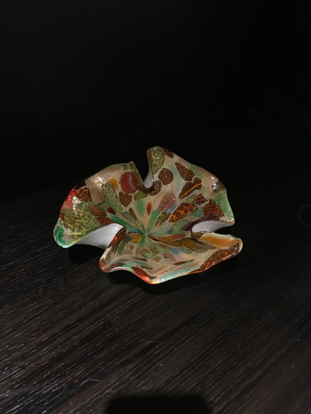Plat en verre d'art de Murano soufflé à la bouche avec forme asymétrique et mutil en vente 2
