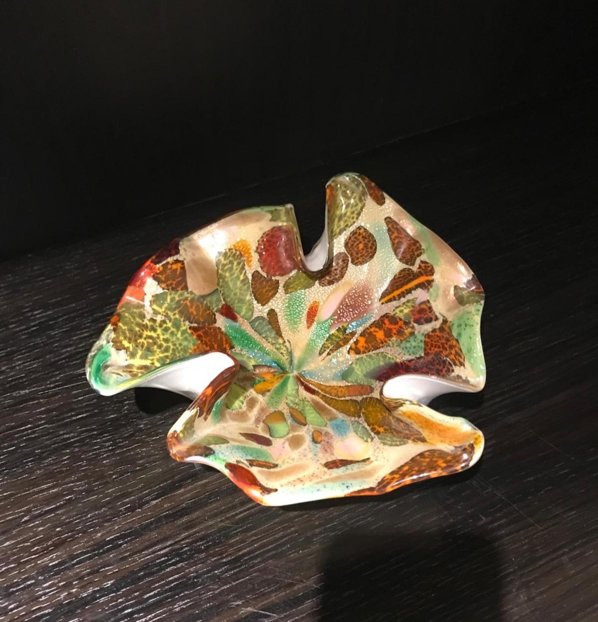 Mid-Century Modern Plat en verre d'art de Murano soufflé à la bouche avec forme asymétrique et mutil en vente