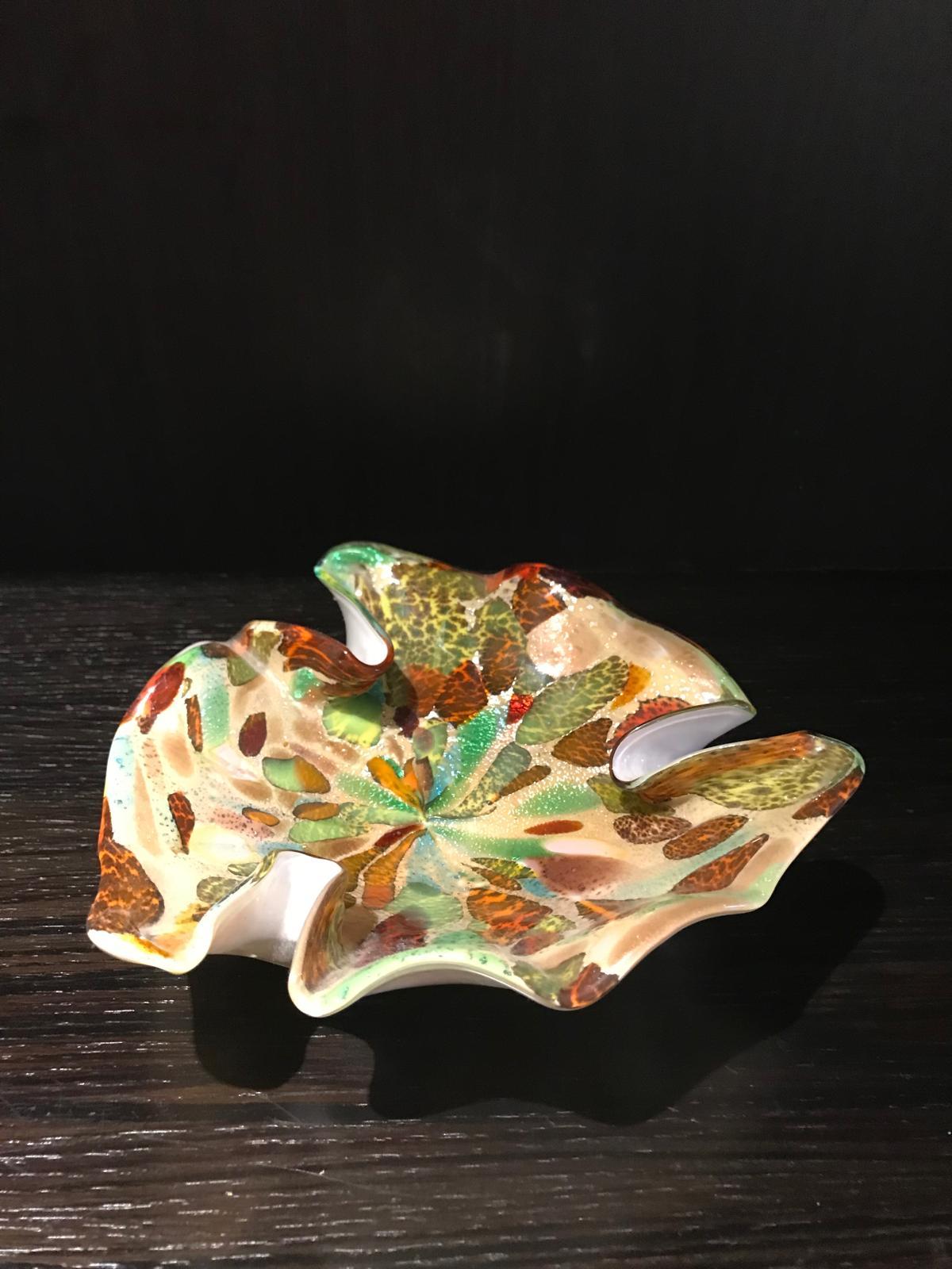 Plat en verre d'art de Murano soufflé à la bouche avec forme asymétrique et mutil Bon état - En vente à London, GB