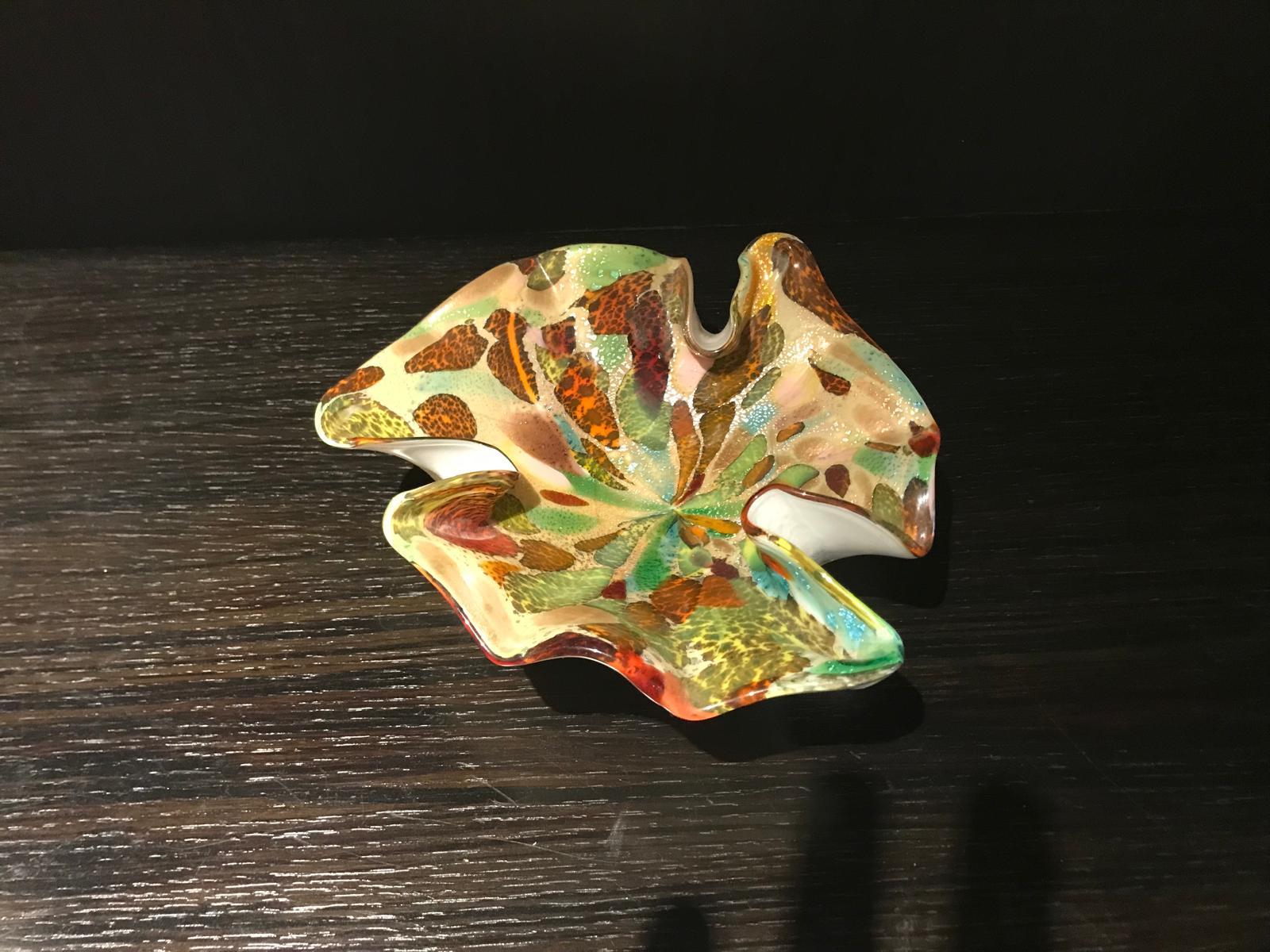 Plat en verre d'art de Murano soufflé à la bouche avec forme asymétrique et mutil en vente 1