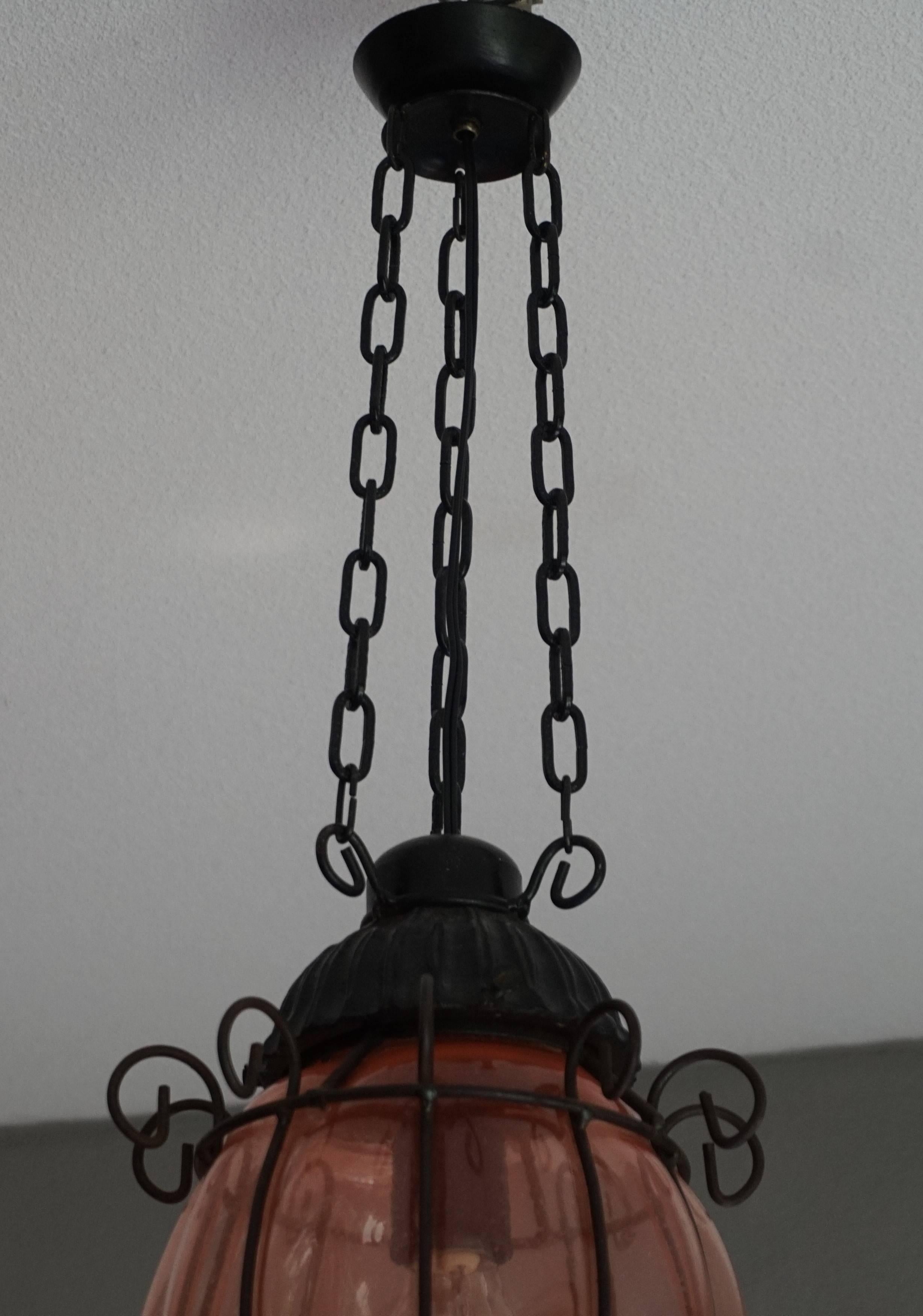 italien Lampe à suspension vintage en verre vénitien de Murano soufflé à la bouche, coloré et épais, vers 1950 en vente