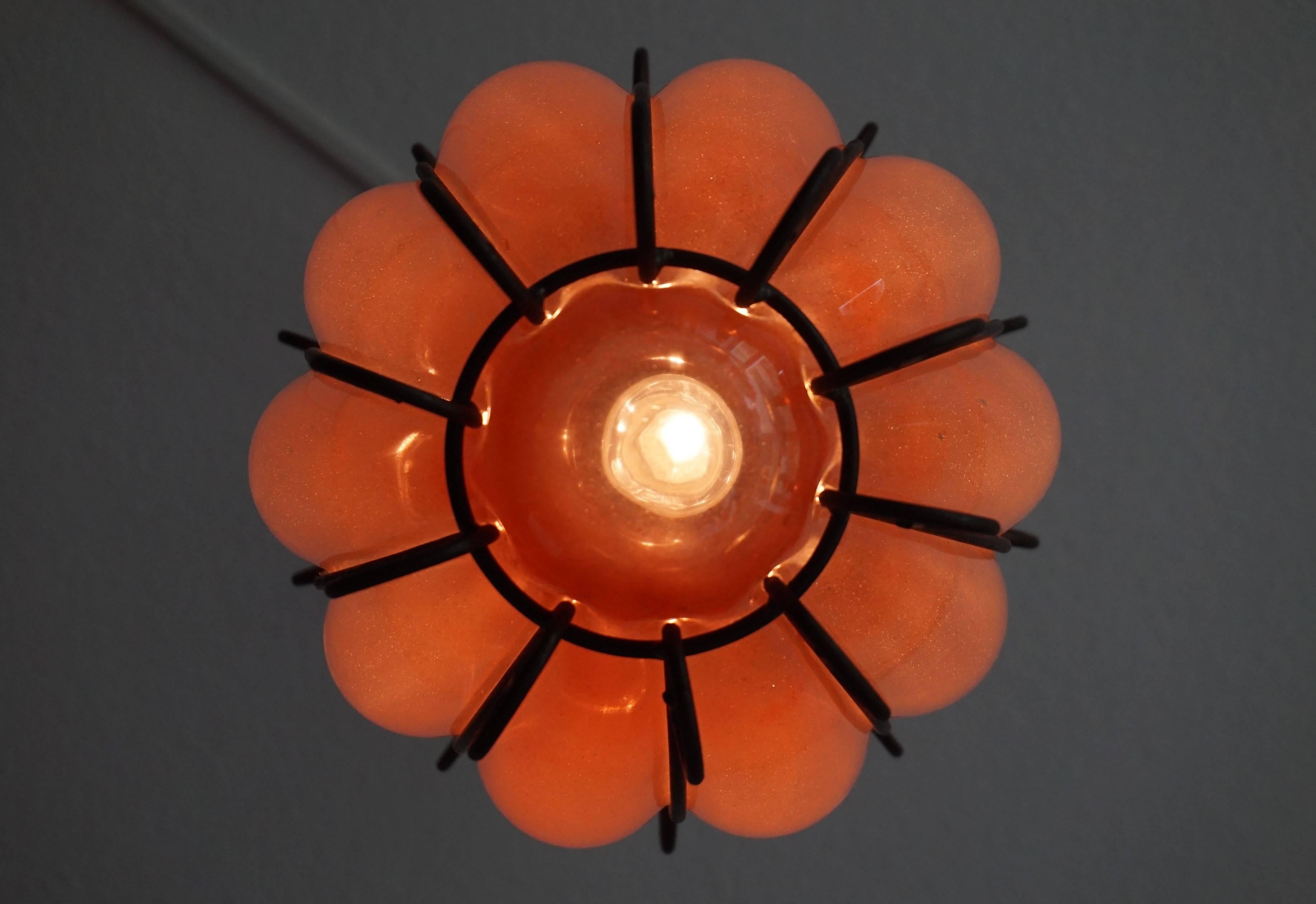 20ième siècle Lampe à suspension vintage en verre vénitien de Murano soufflé à la bouche, coloré et épais, vers 1950 en vente