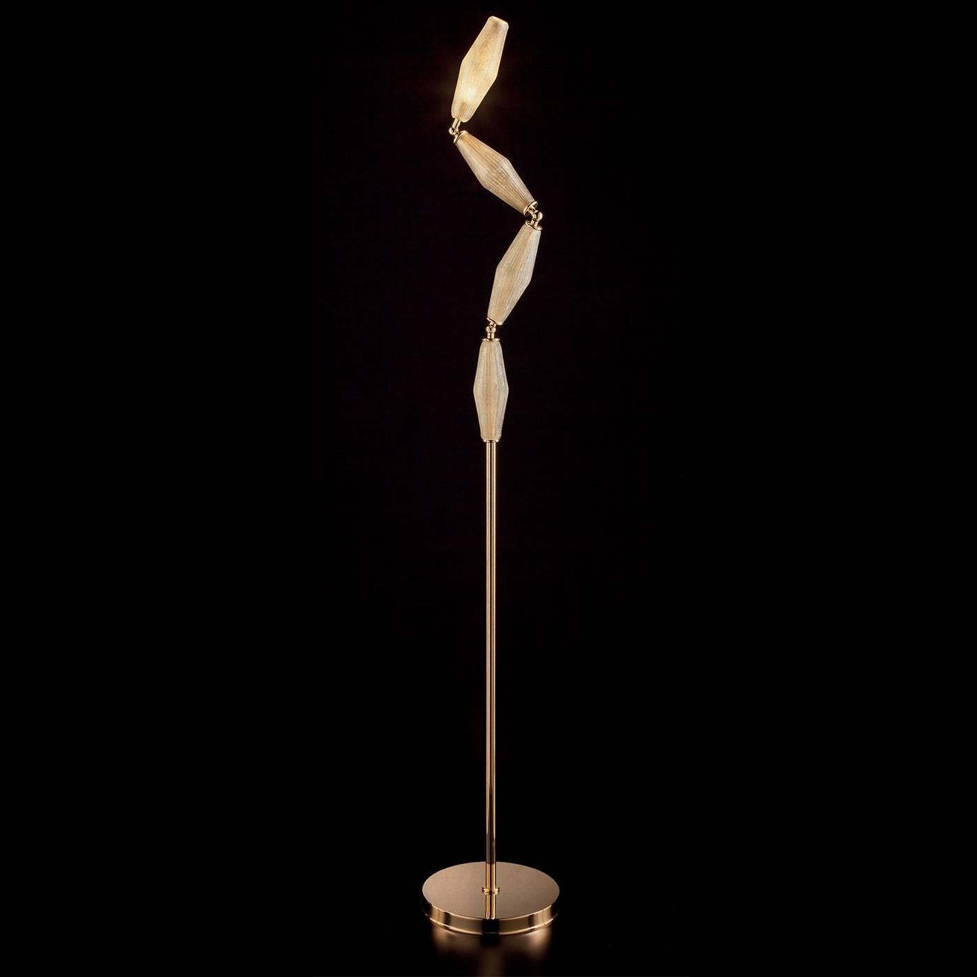 Ce superbe lampadaire moderne conçu par Euroluce Light of Italy & Studio in Project a été nommé à l'origine Pinocchio pour la marionette fictive en bois créée par Collodi. La base circulaire métallique et le poteau supportent quatre abat-jour en