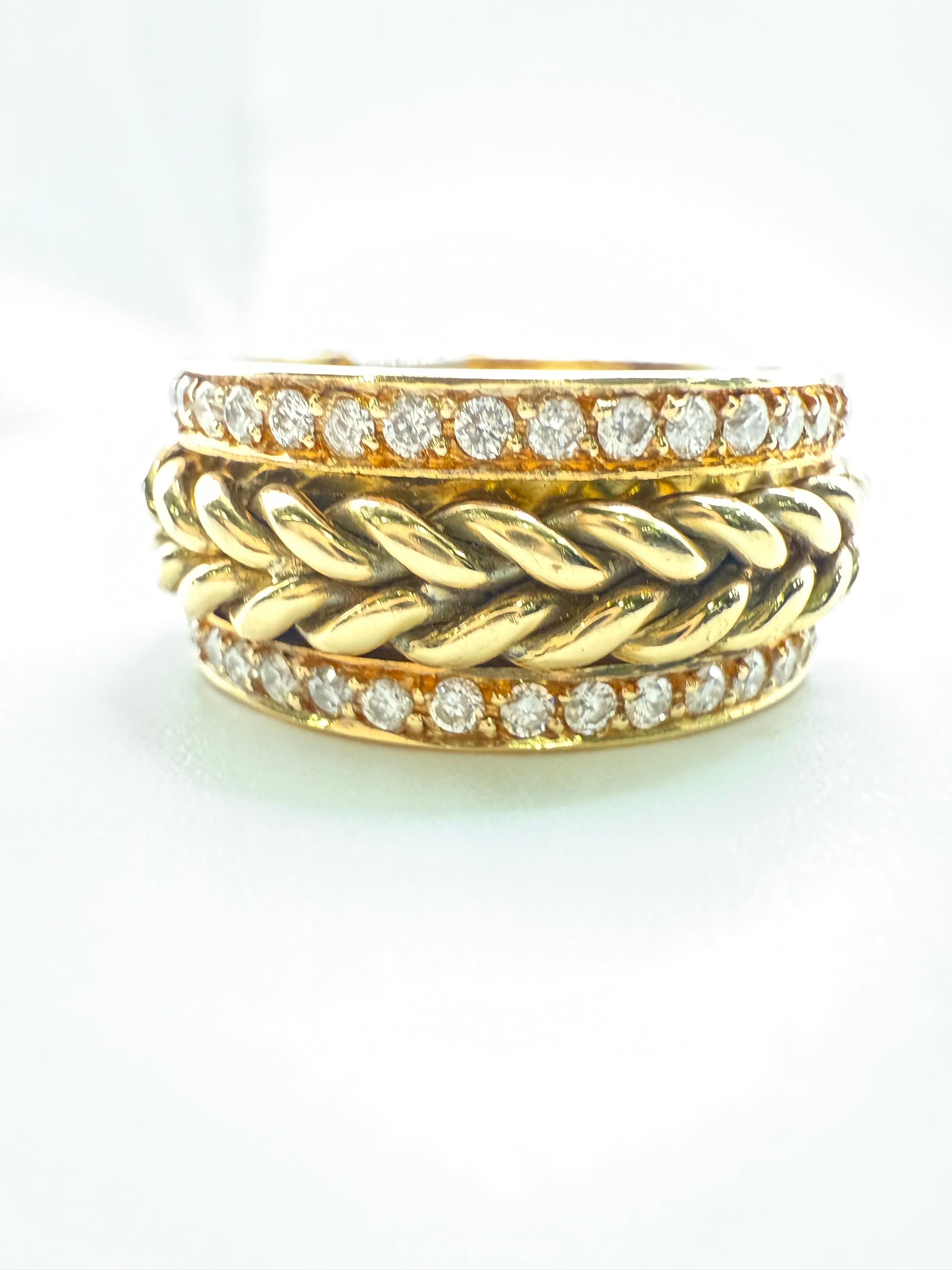 Diamantring mit einem Geflecht, das Geflecht in der Mitte ist beweglich. Der Ring hat die Größe 6,5 und kann NICHT nachbestellt werden. Die Diamanten haben die Reinheit VS-SI und die Farbe F.


**Alle Artikel verlassen unser Haus mit einem