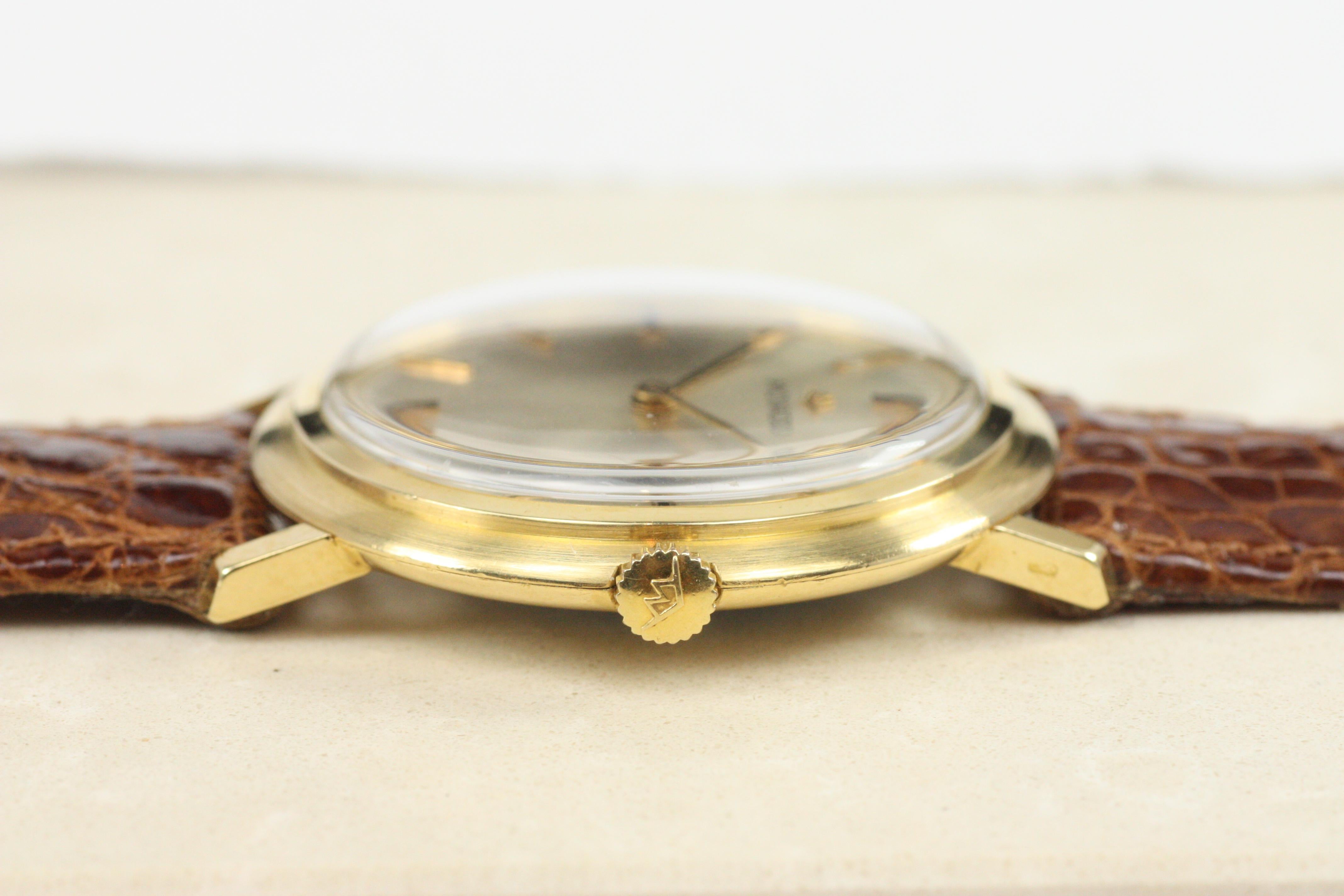 Atemberaubende 1970er Movado 18 Karat Gelbgold Mann sehr dünn Kleid Armbanduhr in fast ursprünglichen mint Zustand. Erstaunliches Beispiel mit ausgezeichnetem signiertem Zifferblatt, signiertem Gehäuseboden und signiertem Uhrwerk. Der Koffer weist