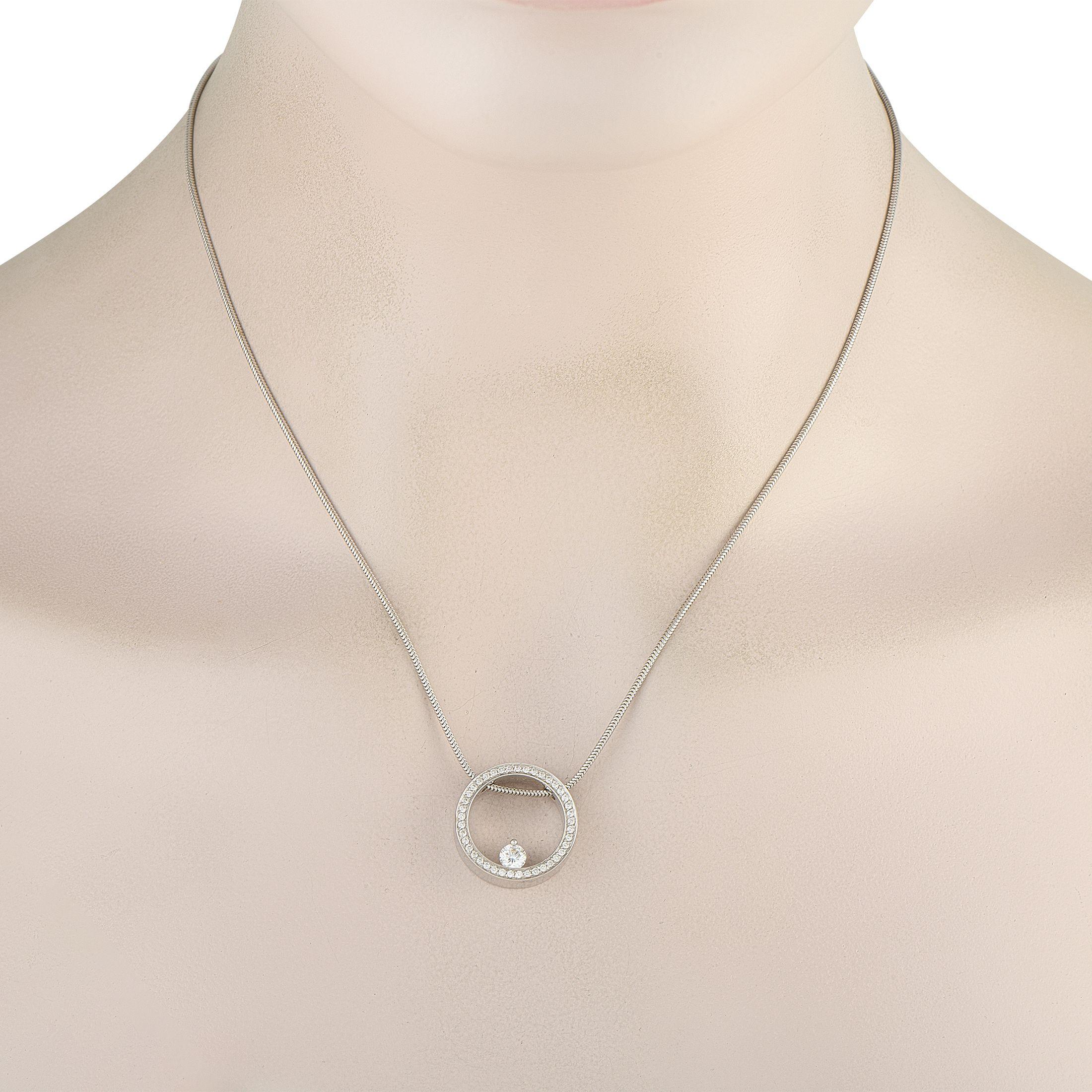 Questa collana Movado possiede un elegante senso di semplicità. Un ciondolo circolare di 0,82 cm di diametro fa bella mostra di sé al centro di questa elegante catena di 17,5 cm. Il ciondolo brilla grazie ai diamanti con un peso totale di 0,50