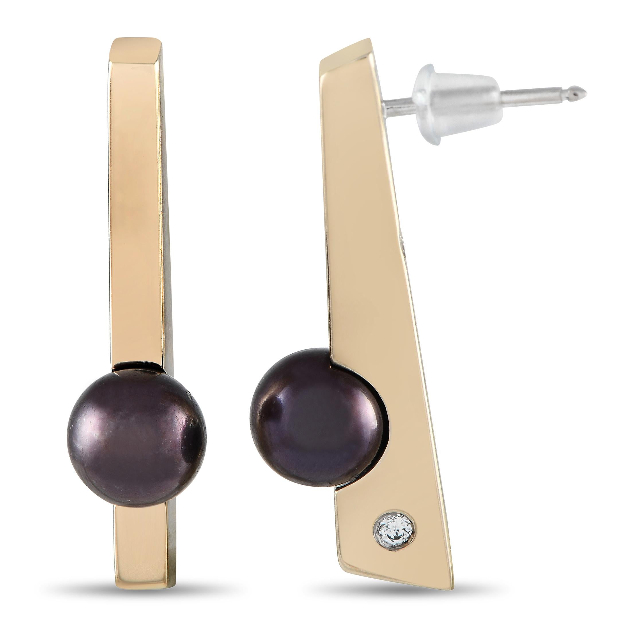 Movado embraced the art of contrasts when they designed this pair of earrings. The earrings feature an 18K yellow gold beam-like rod or vertical post sculpted with a curve to hold a black pearl in place. To give the earrings a subtle sparkle, a