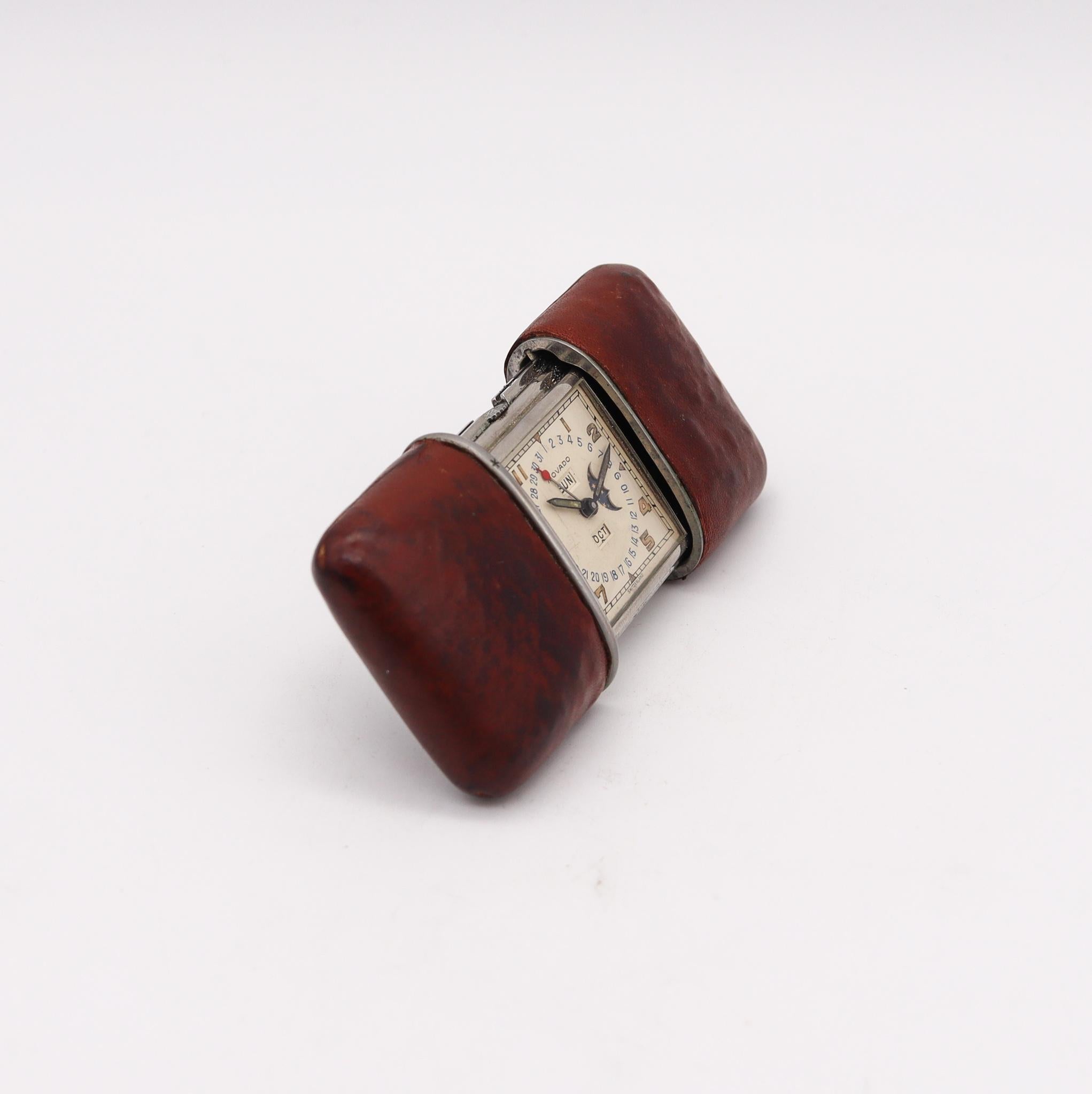 Seltene Kalendermeto-Reiseuhr von Movado.

Schöne und sehr seltene kalendermeto Reisetaschenuhr, die in der Schweiz von der Movado Clock Factories, zurück in den 1948-1954. Hergestellt aus rostfreiem Stahl und Leder mit dem Zweck, in Schreibtischen,