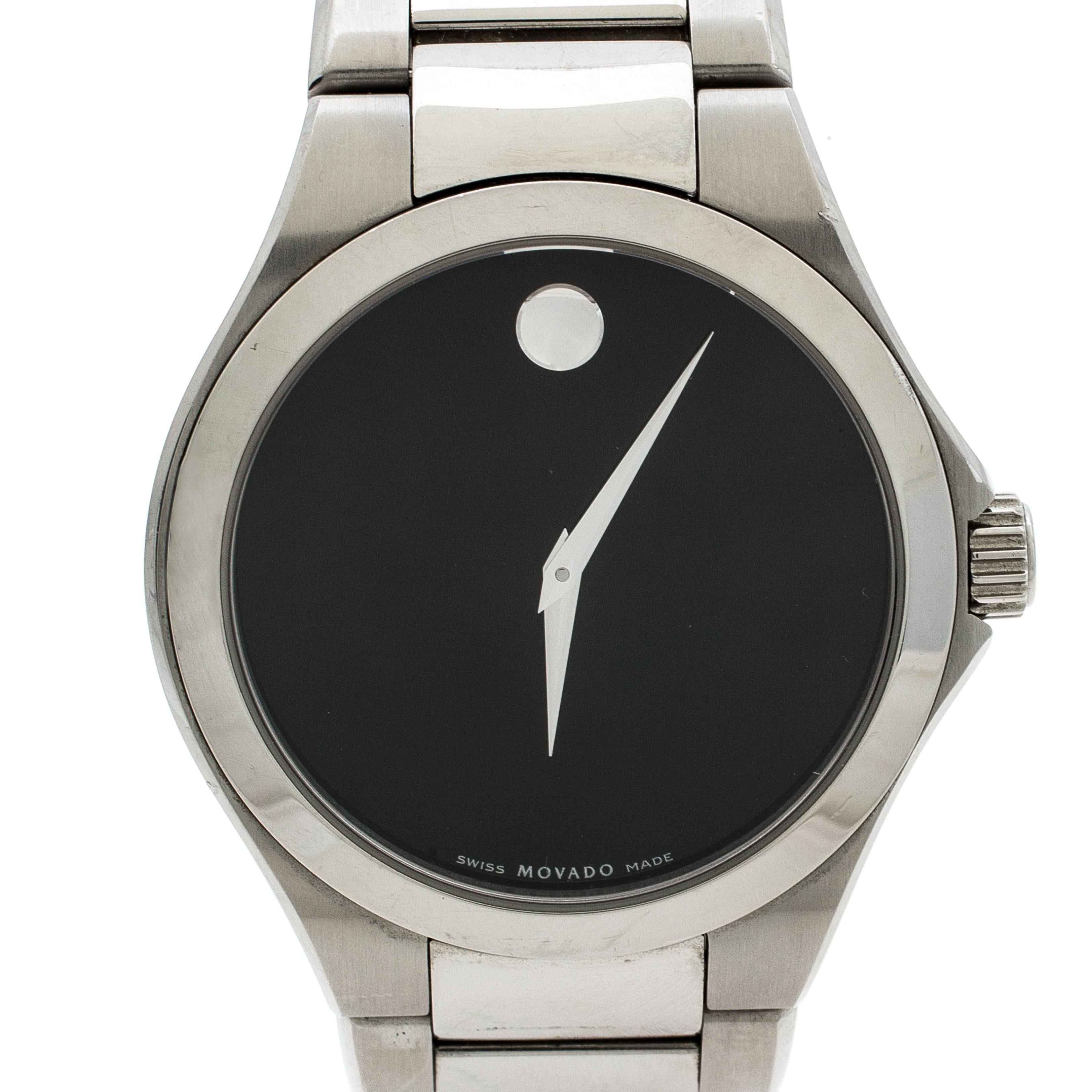 Built to assist you every day, this Movado wristwatch comes with a stainless steel case that is held by a bracelet strap. It follows a quartz movement and features a flat black dial with the signature Movado dot at the 12 o' clock position and two