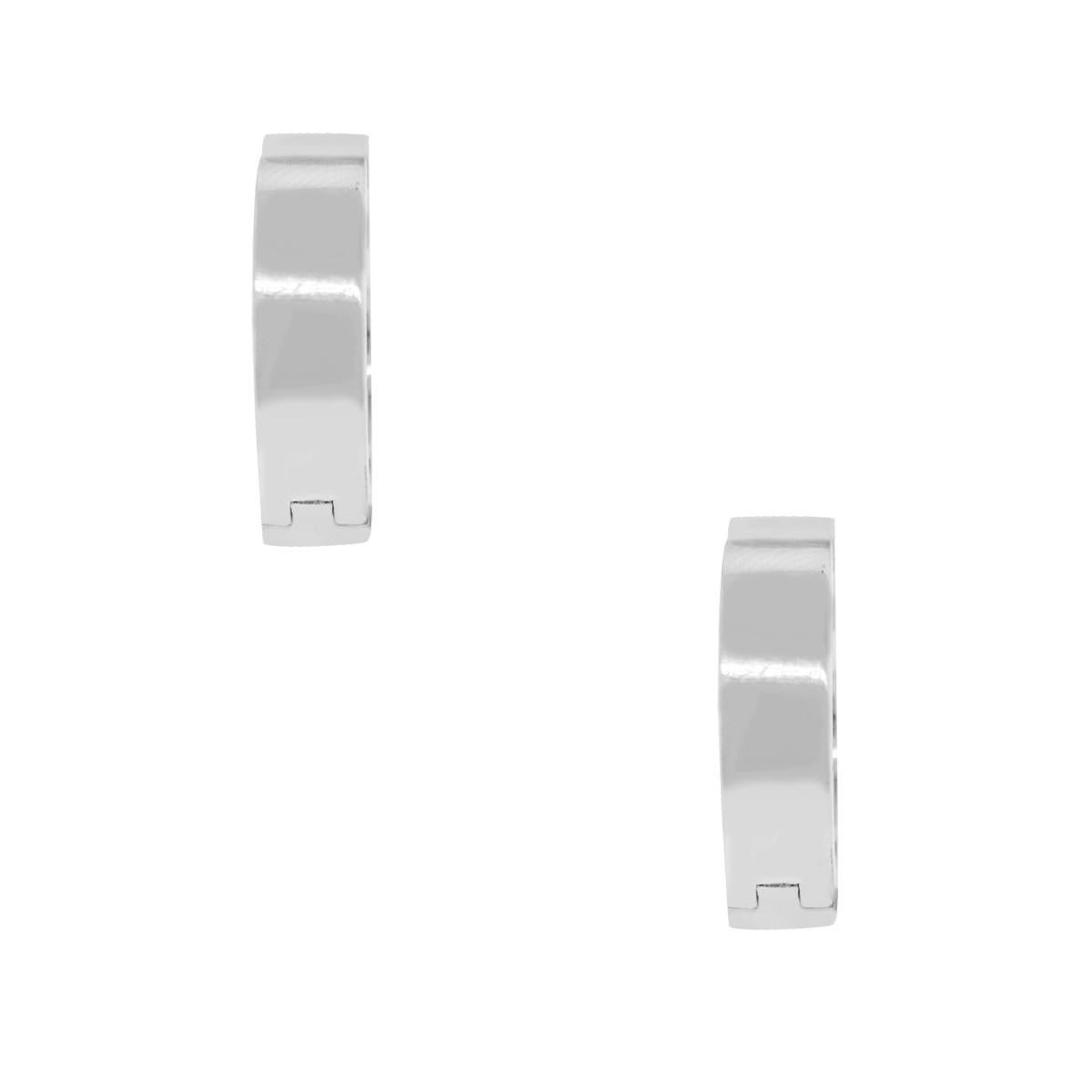 Material: 18k Yellow Gold and 18k White Gold
Diamond Details: Approximately 0.30ctw round brilliant bezel set diamonds. Diamonds are G/H in color and SI1 in clarity.
Clasps: Push clasp
Total Weight: 12.4g (8dwt)
Measurements: 0.94