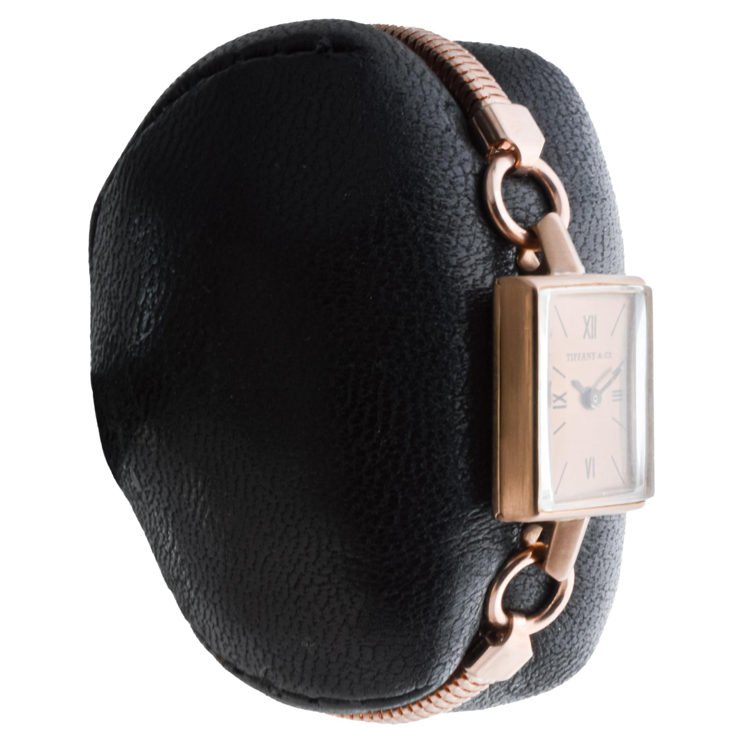 USINE / MAISON : Movado Watch Company pour Tiffany & Co.
STYLE / RÉFÉRENCE : Art déco / Référence 44169
METAL / MATERIAL : 14Kt Solid Rose Gold / Gold Filled Bracelet
CIRCA / ANNÉE : années 1940
DIMENSIONS / TAILLE : Longueur 27mm X Largeur