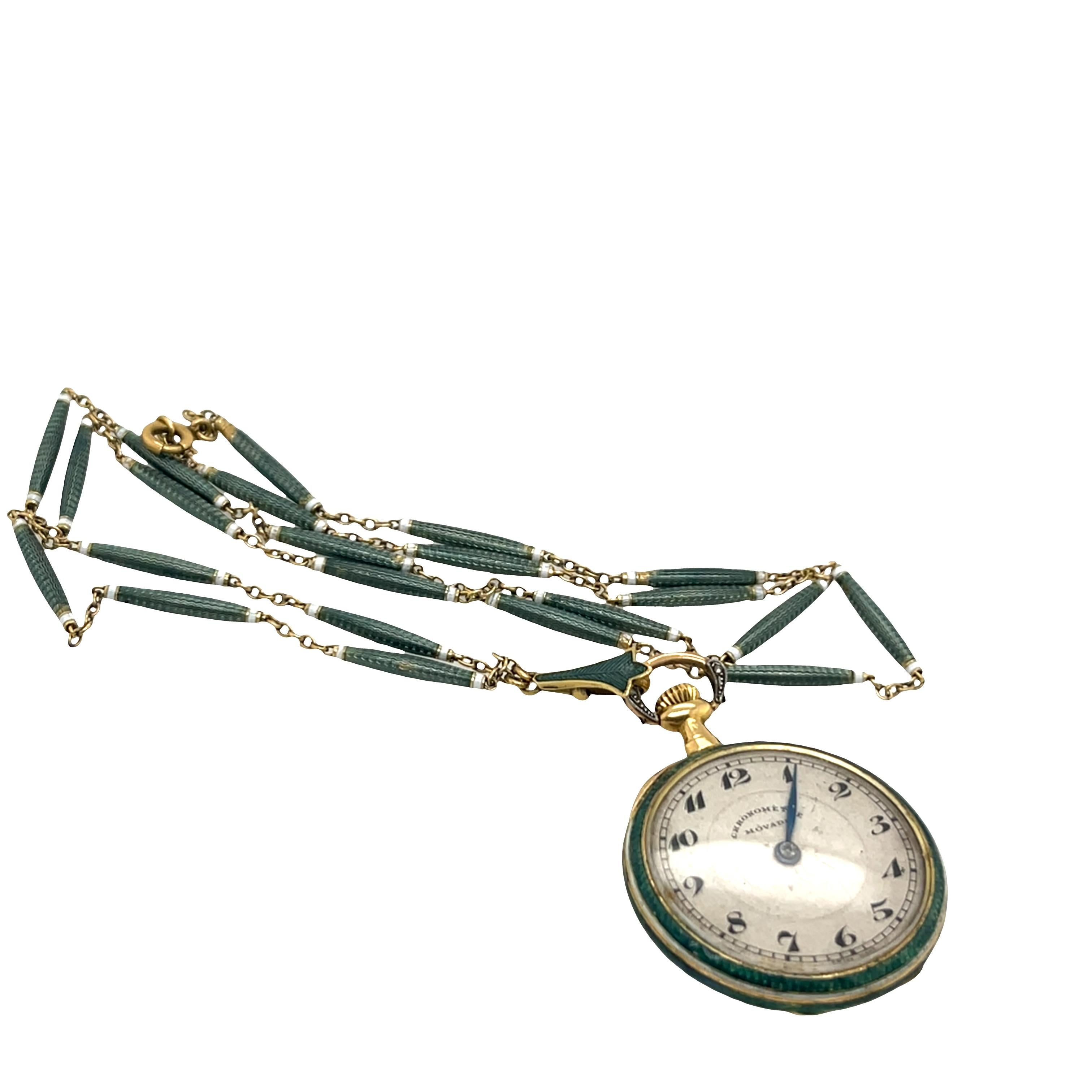 Eine seltene Movado 18ct Gelbgold Taschenuhr, um 1925 gefertigt, mit exquisiten grünen Emaille-Details auf einem Goldgehäuse. Die Uhr wird von einer 22-Zoll-Kette begleitet, die mit goldenen und emaillierten Gliedern verziert ist. 
Als schönes