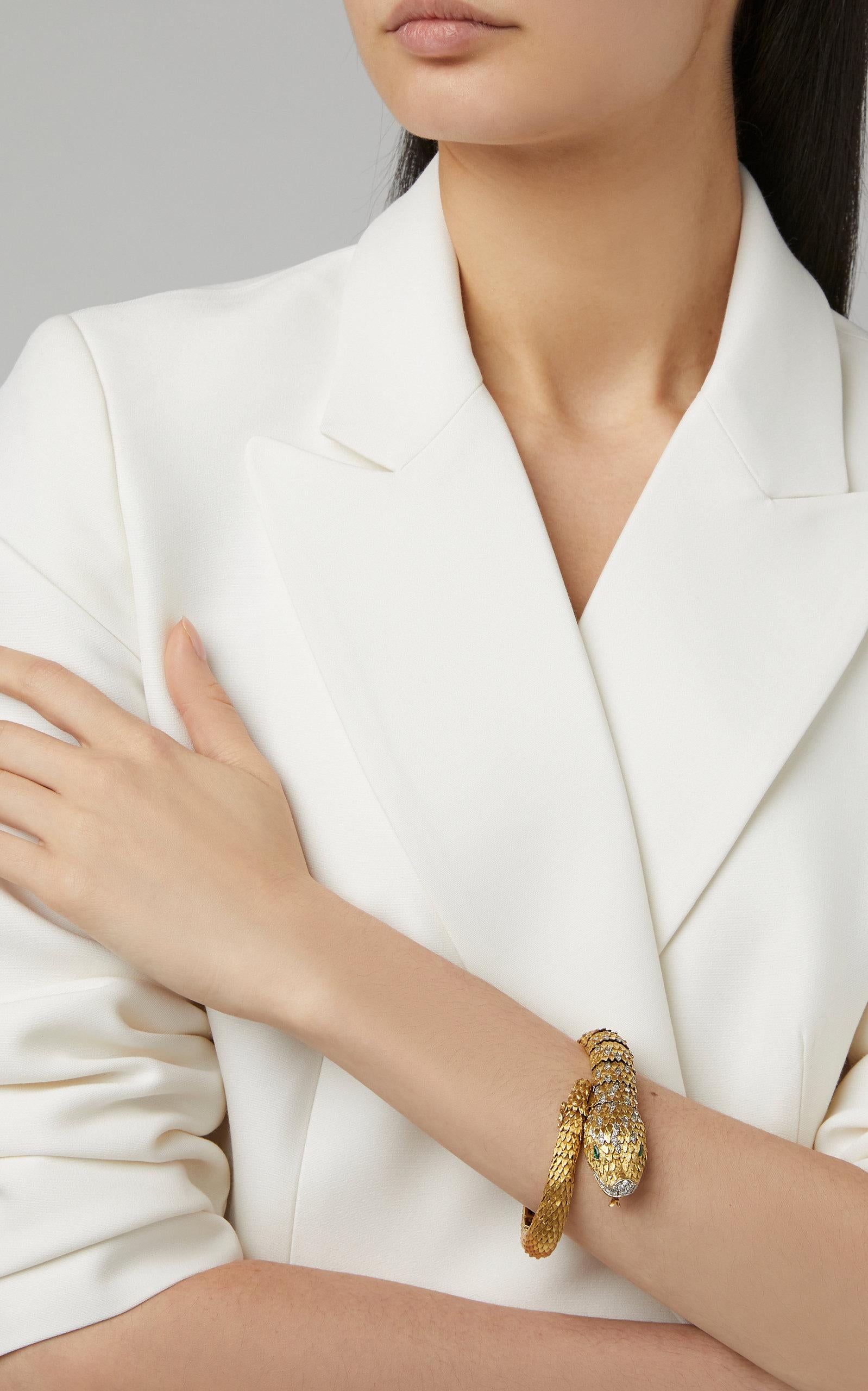 Montre-bracelet serpent en or avec diamants et émeraudes de Movado Bon état - En vente à New York, NY